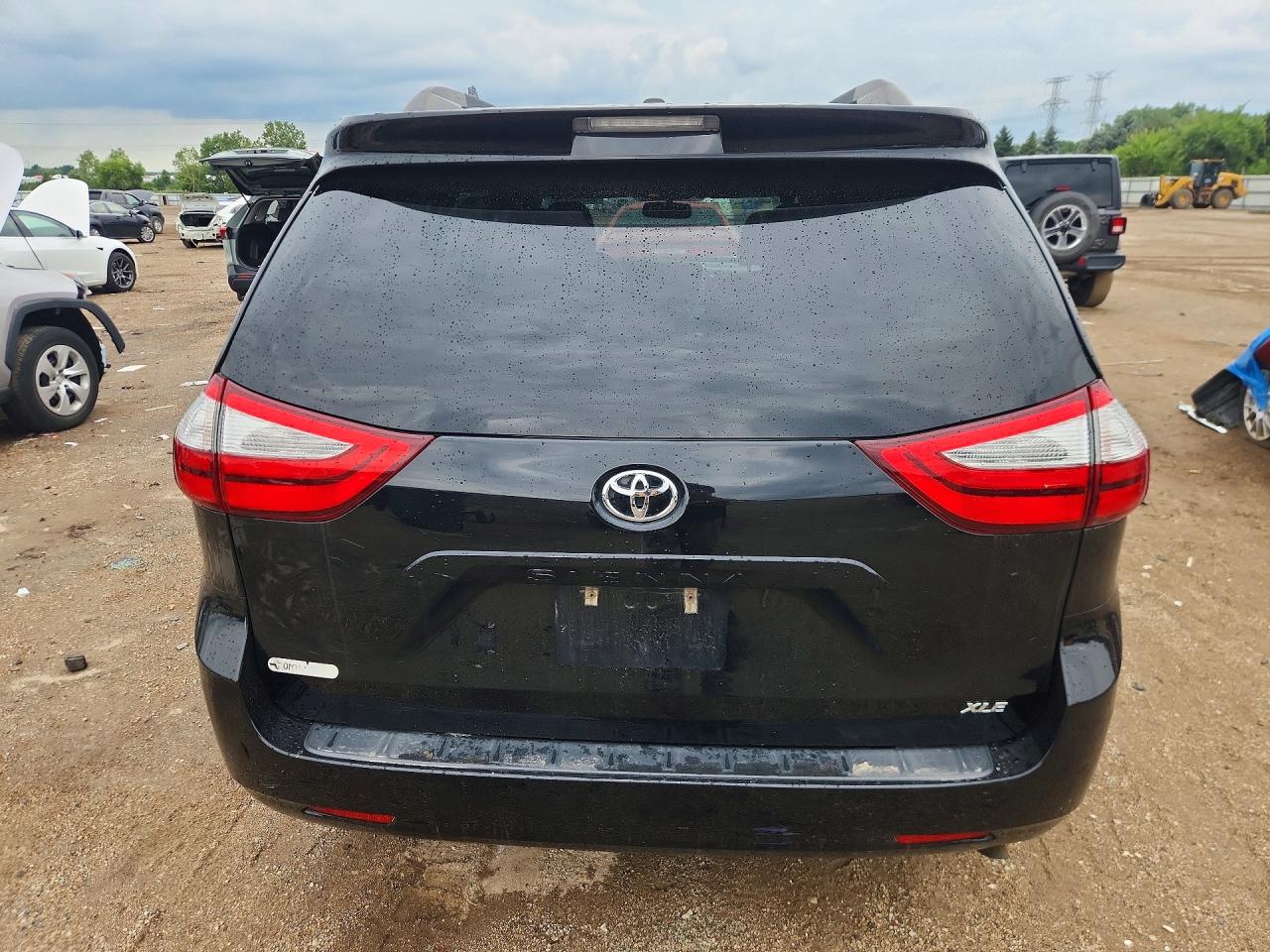 2015 Toyota Sienna Xle 8-passenger Black vin: 5TDYK3DC9FS680747
