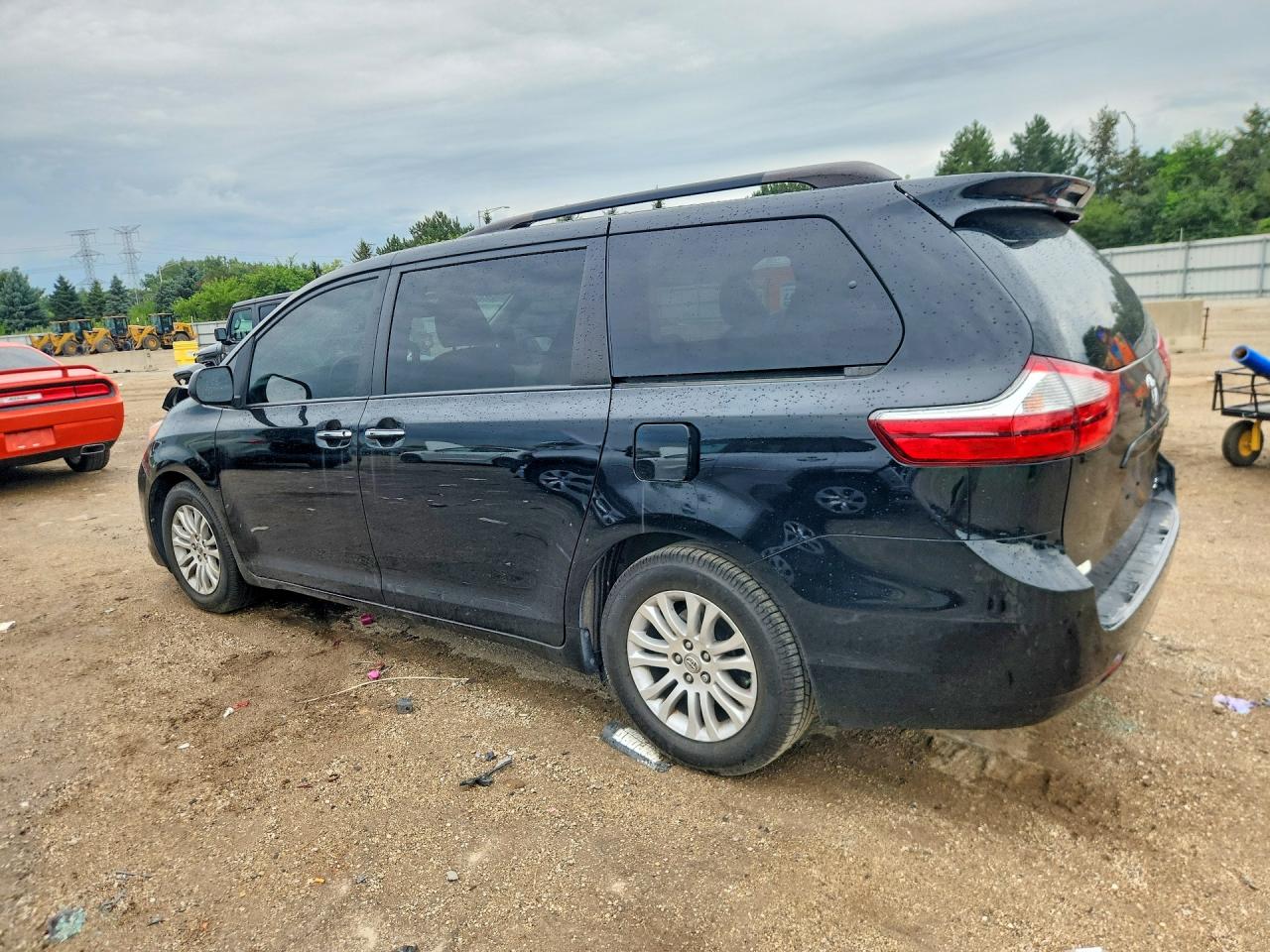 2015 Toyota Sienna Xle 8-passenger Black vin: 5TDYK3DC9FS680747
