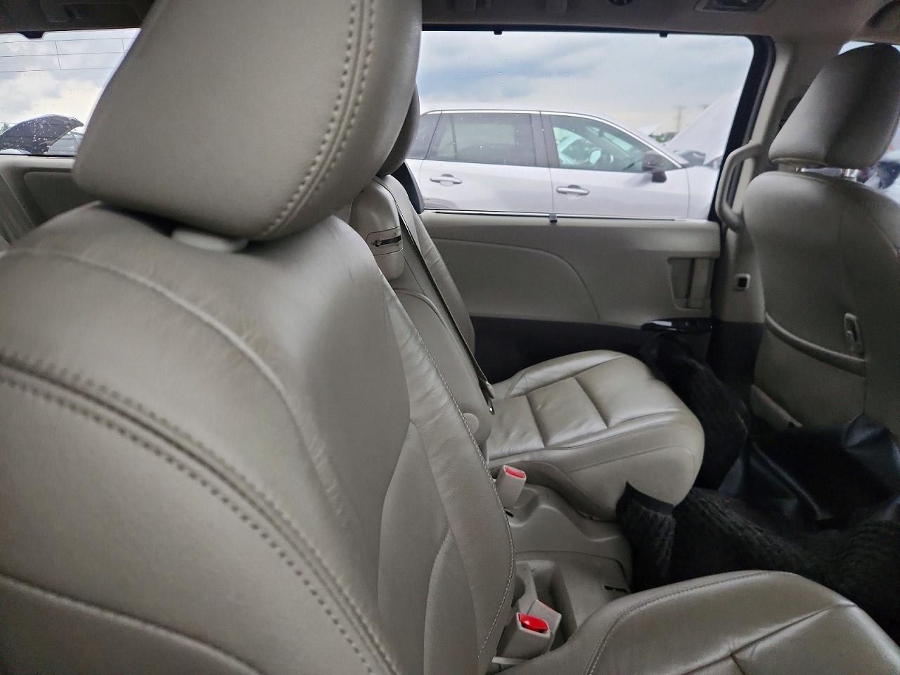 2015 Toyota Sienna Xle 8-passenger Black vin: 5TDYK3DC9FS680747