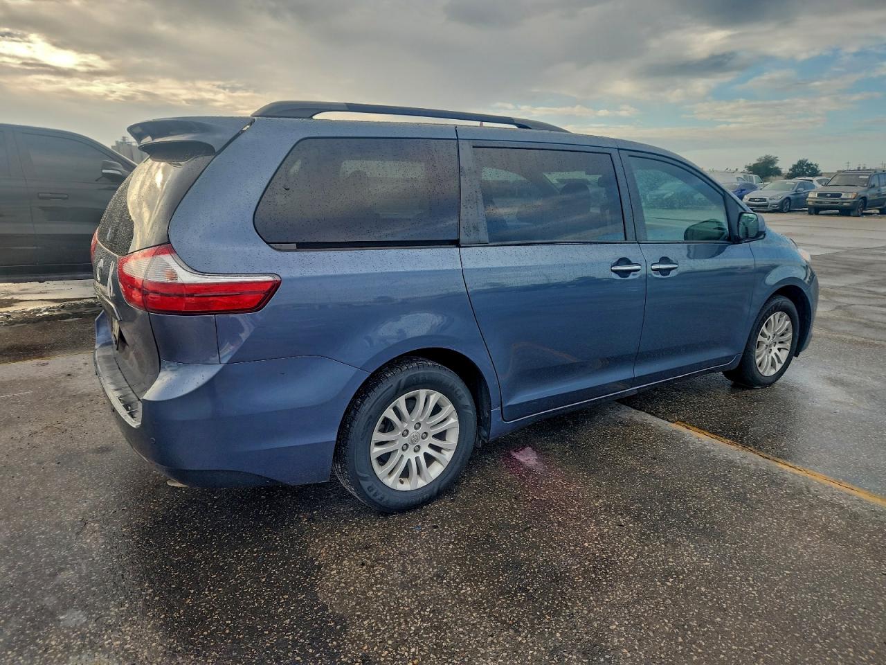 2015 Toyota Sienna Silver vin: 5TDYK3DC9FS681185