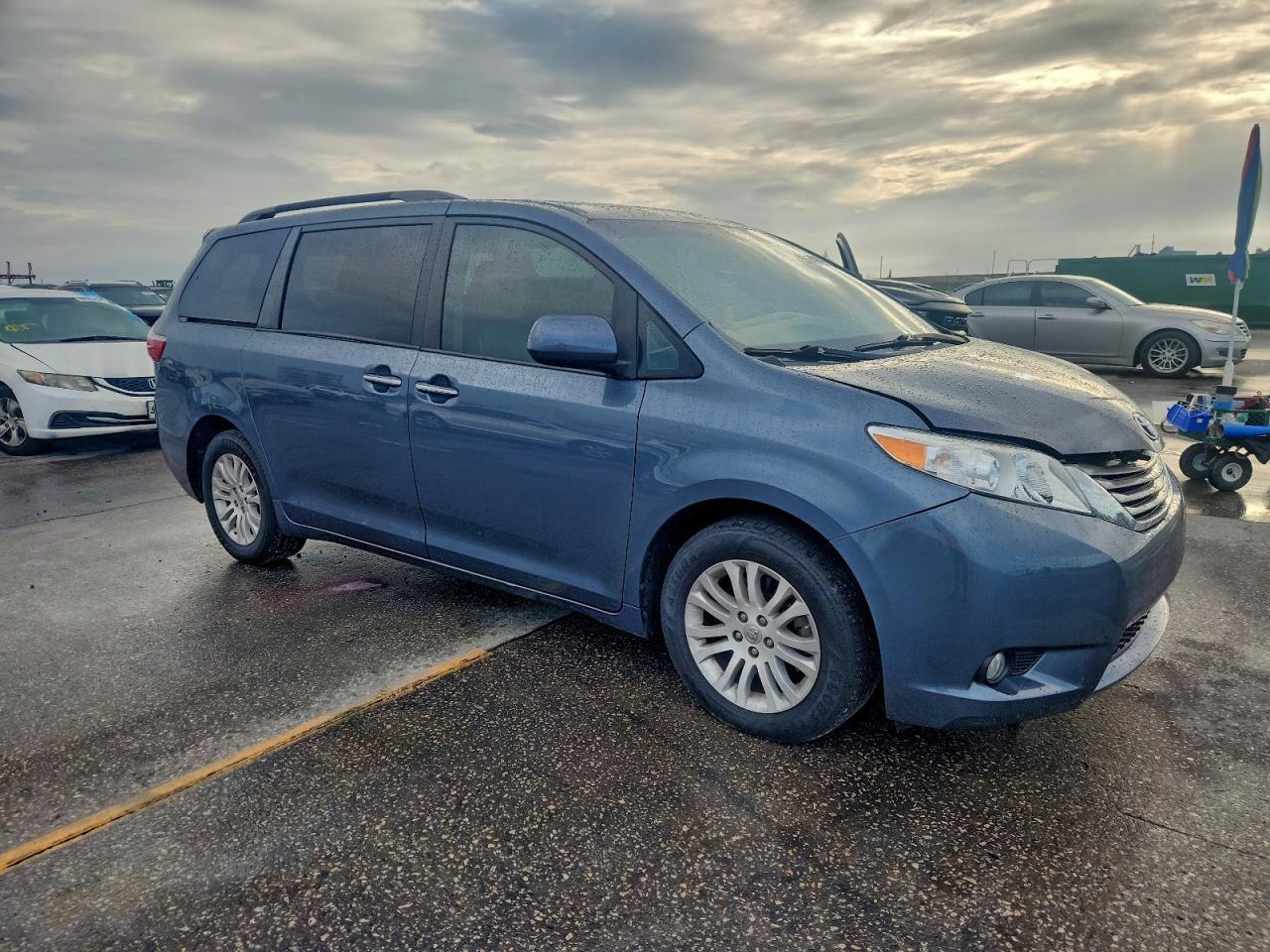 2015 Toyota Sienna Silver vin: 5TDYK3DC9FS681185