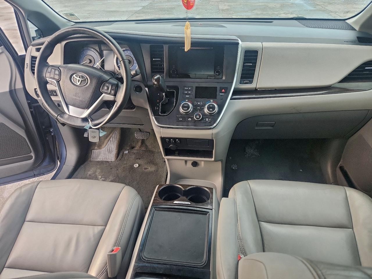 2015 Toyota Sienna Silver vin: 5TDYK3DC9FS681185