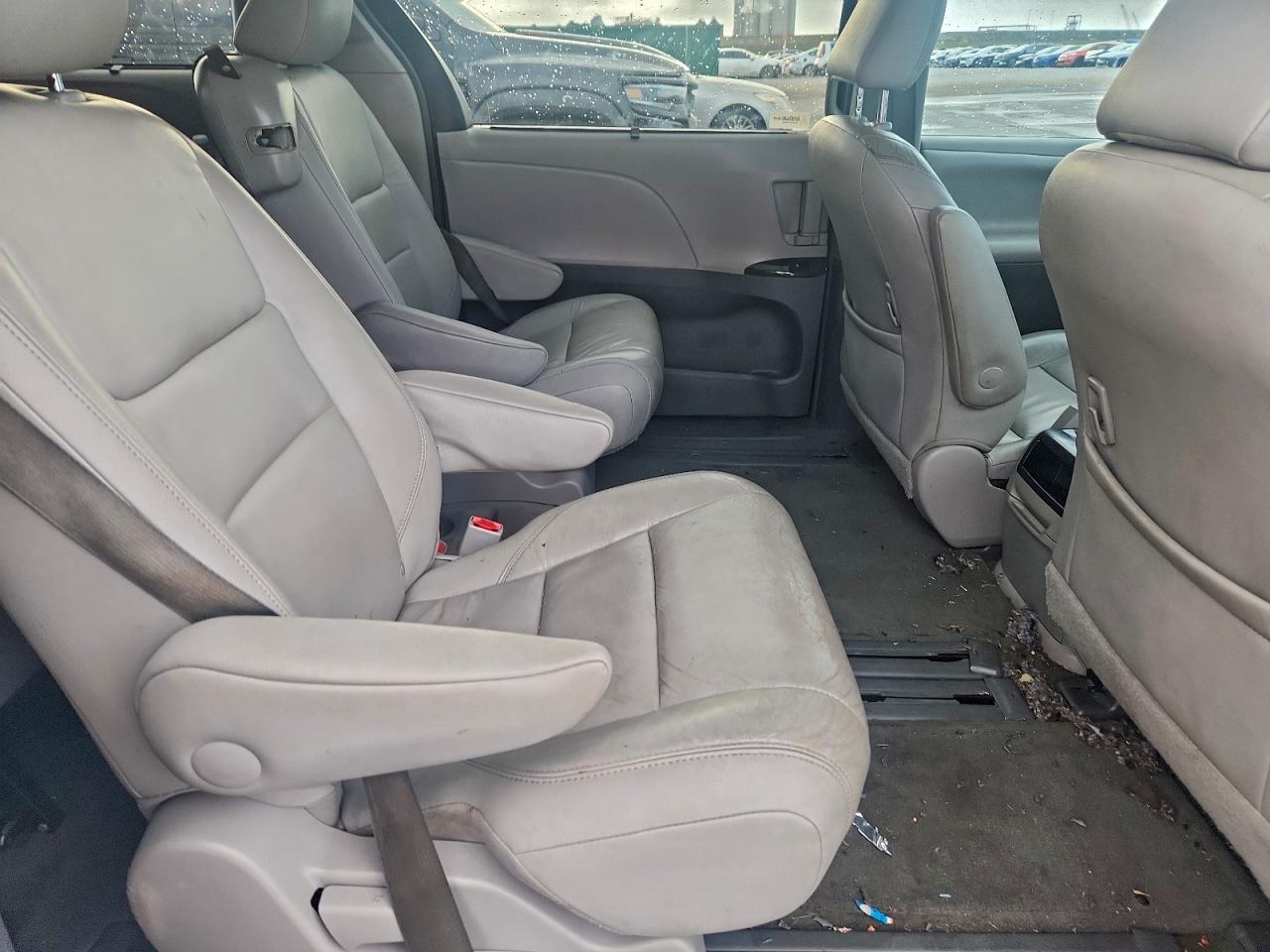 2015 Toyota Sienna Silver vin: 5TDYK3DC9FS681185