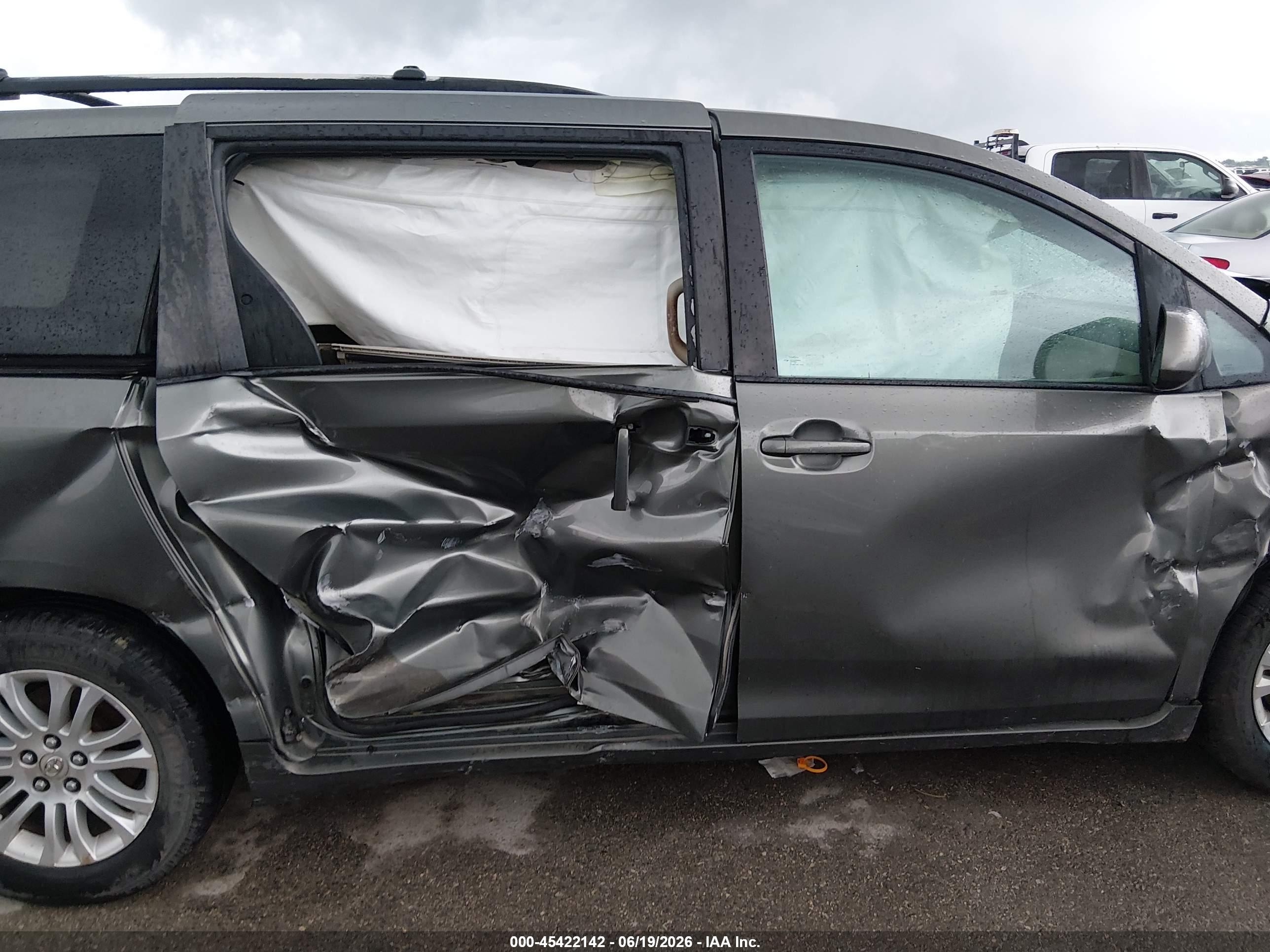 2011 Toyota Sienna Xle V6 Gray vin: 5TDYK3DCXBS015527