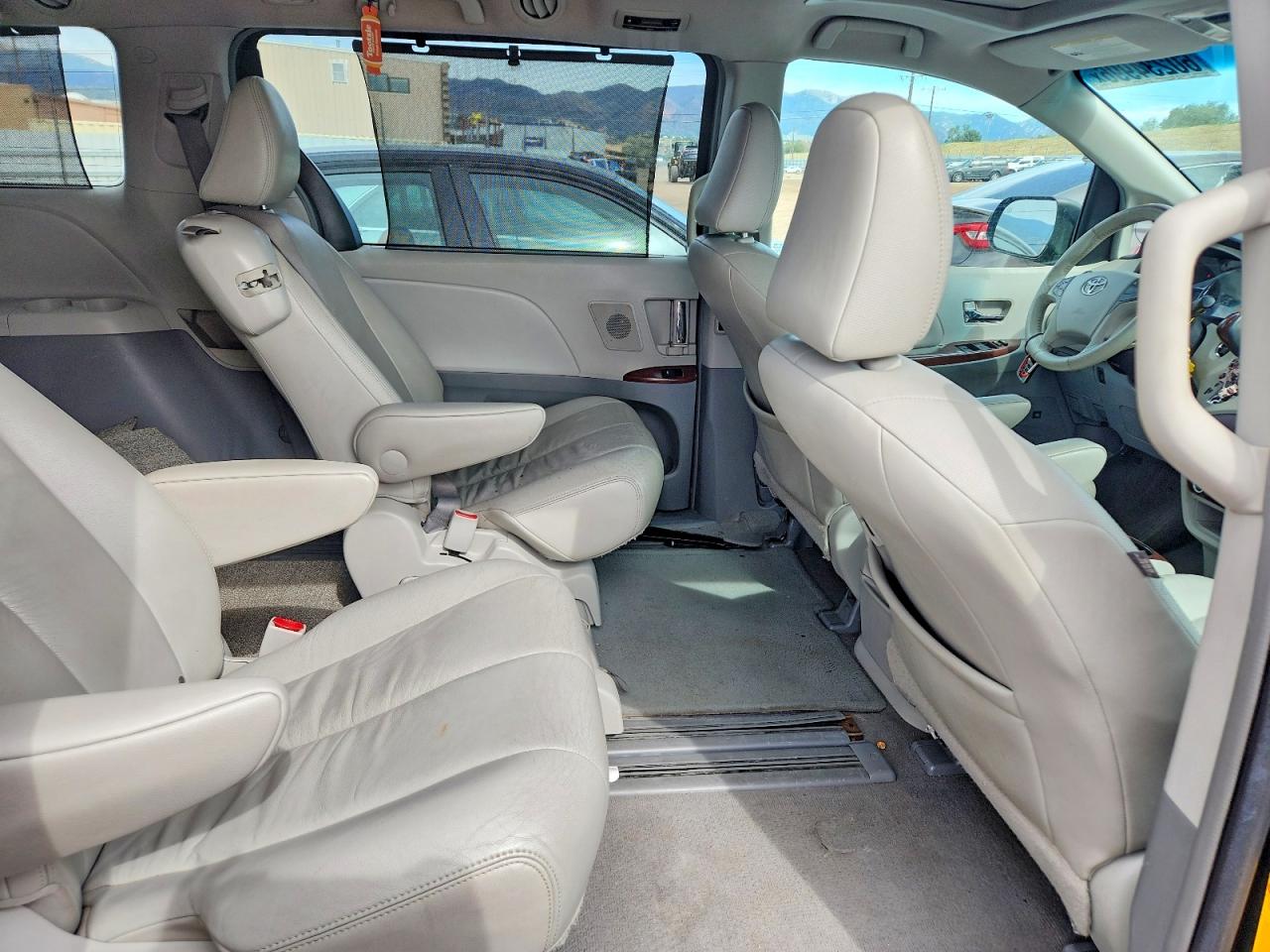 2011 Toyota Sienna Xle 8-passenger Gray vin: 5TDYK3DCXBS025166