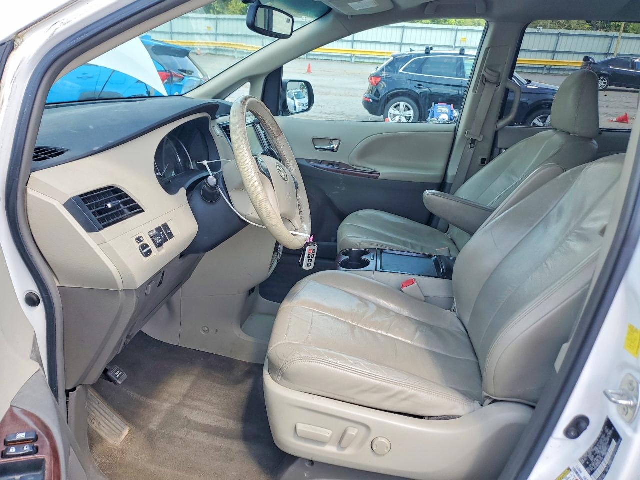 2011 Toyota Sienna Xle 8-passenger White vin: 5TDYK3DCXBS031369