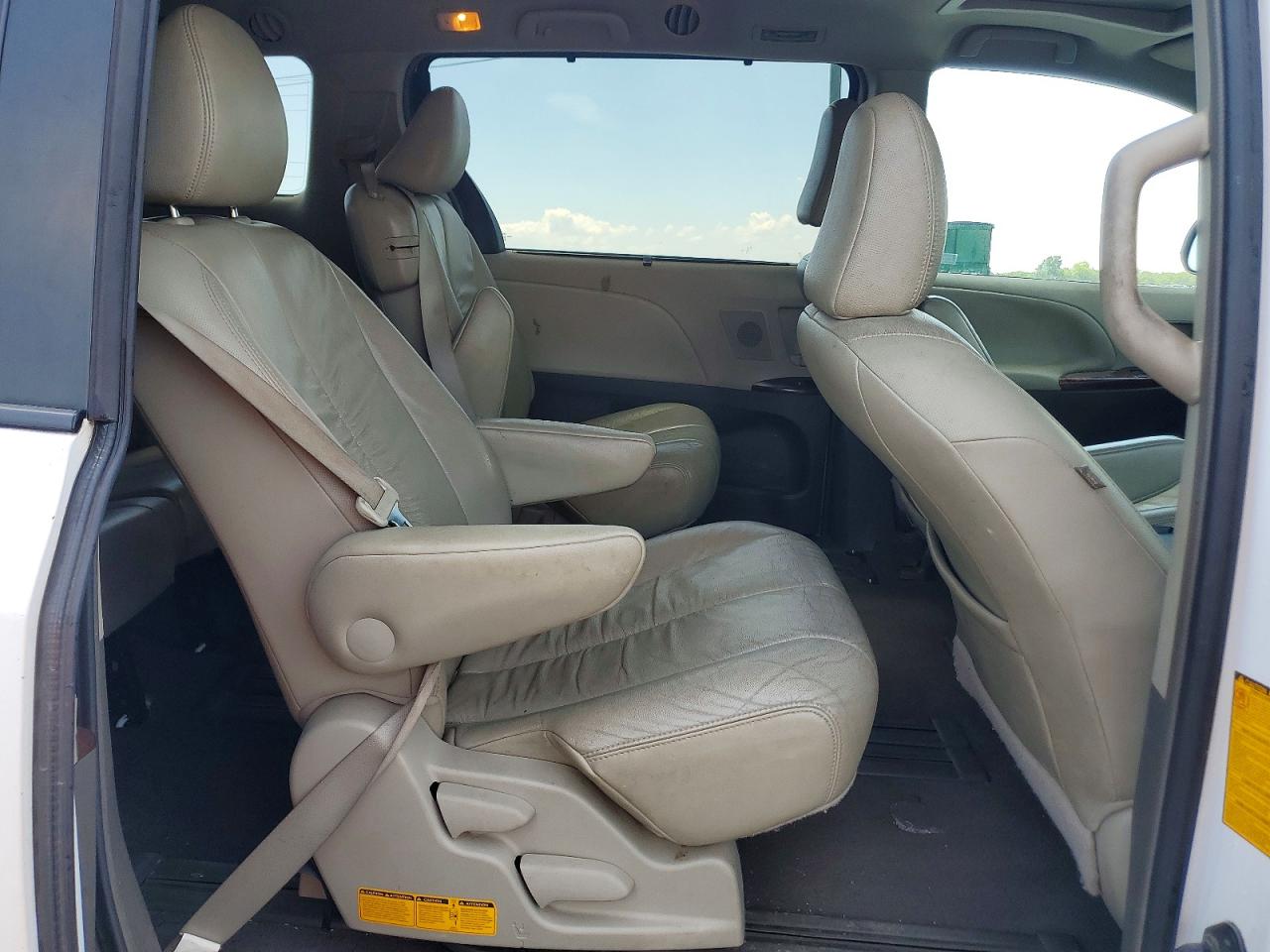 2011 Toyota Sienna Xle 8-passenger White vin: 5TDYK3DCXBS031369