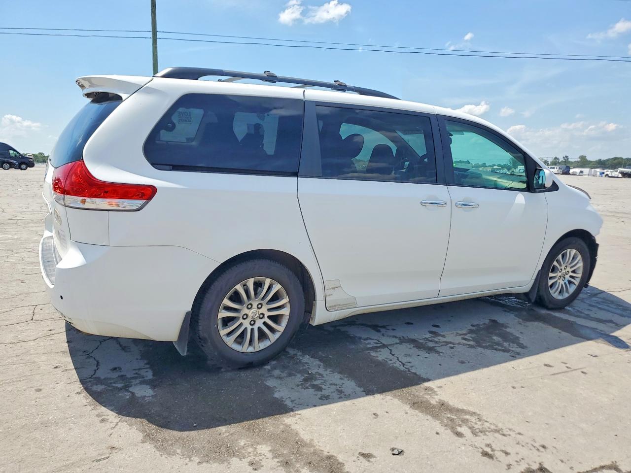 2011 Toyota Sienna Xle 8-passenger White vin: 5TDYK3DCXBS031369