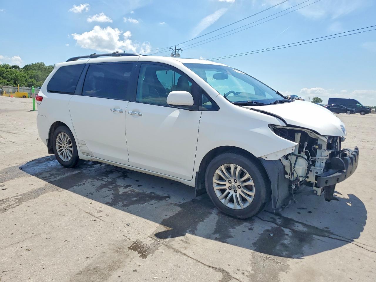 2011 Toyota Sienna Xle 8-passenger White vin: 5TDYK3DCXBS031369