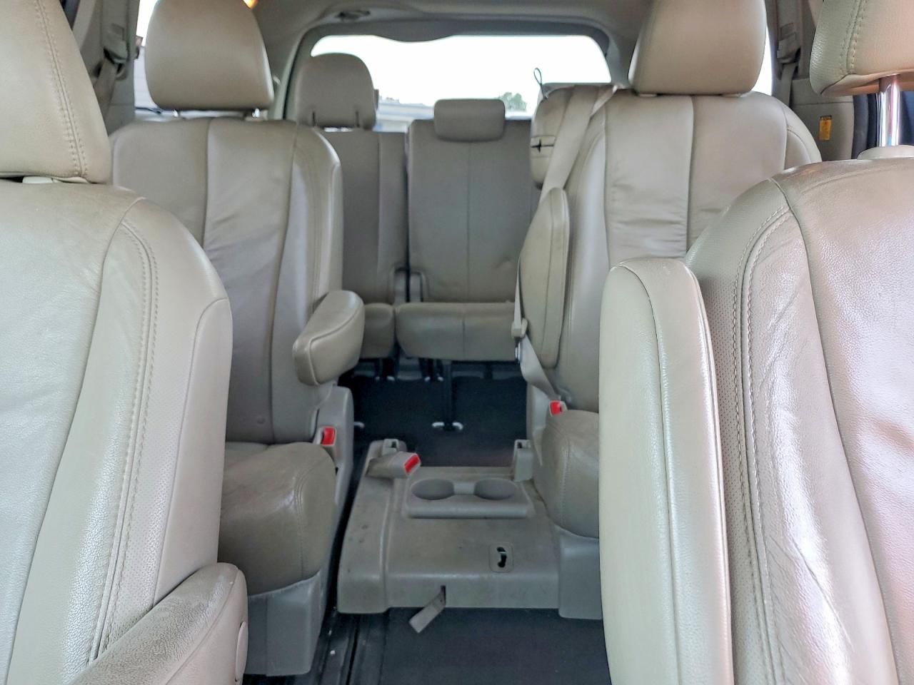 2011 Toyota Sienna Xle 8-passenger White vin: 5TDYK3DCXBS031369
