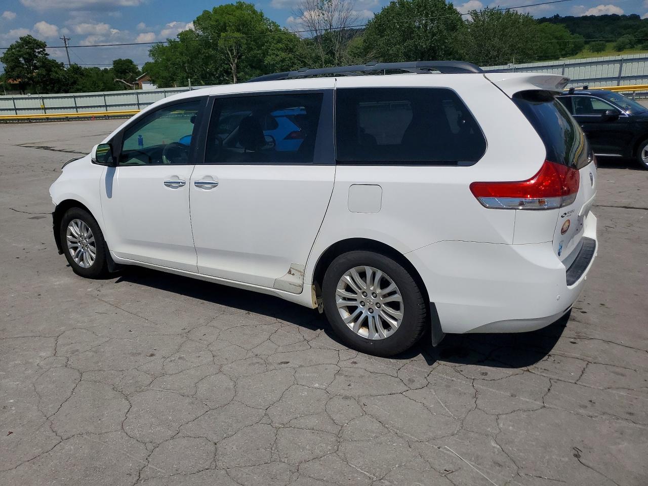 2011 Toyota Sienna Xle 8-passenger White vin: 5TDYK3DCXBS031369