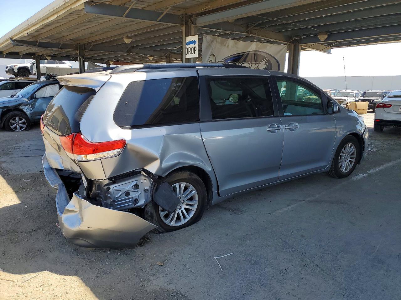 2011 Toyota Sienna Xle 8-passenger Silver vin: 5TDYK3DCXBS043506