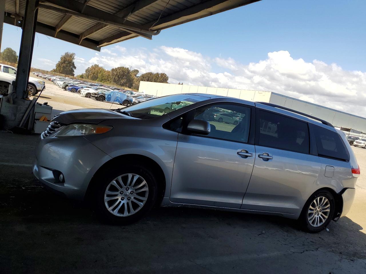 2011 Toyota Sienna Xle 8-passenger Silver vin: 5TDYK3DCXBS043506