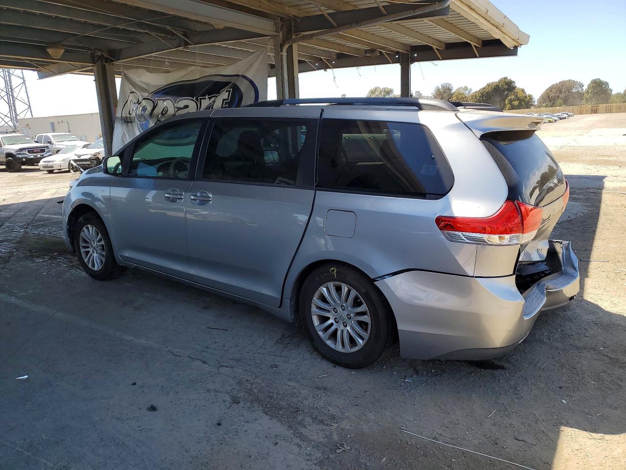 2011 Toyota Sienna Xle 8-passenger Silver vin: 5TDYK3DCXBS043506