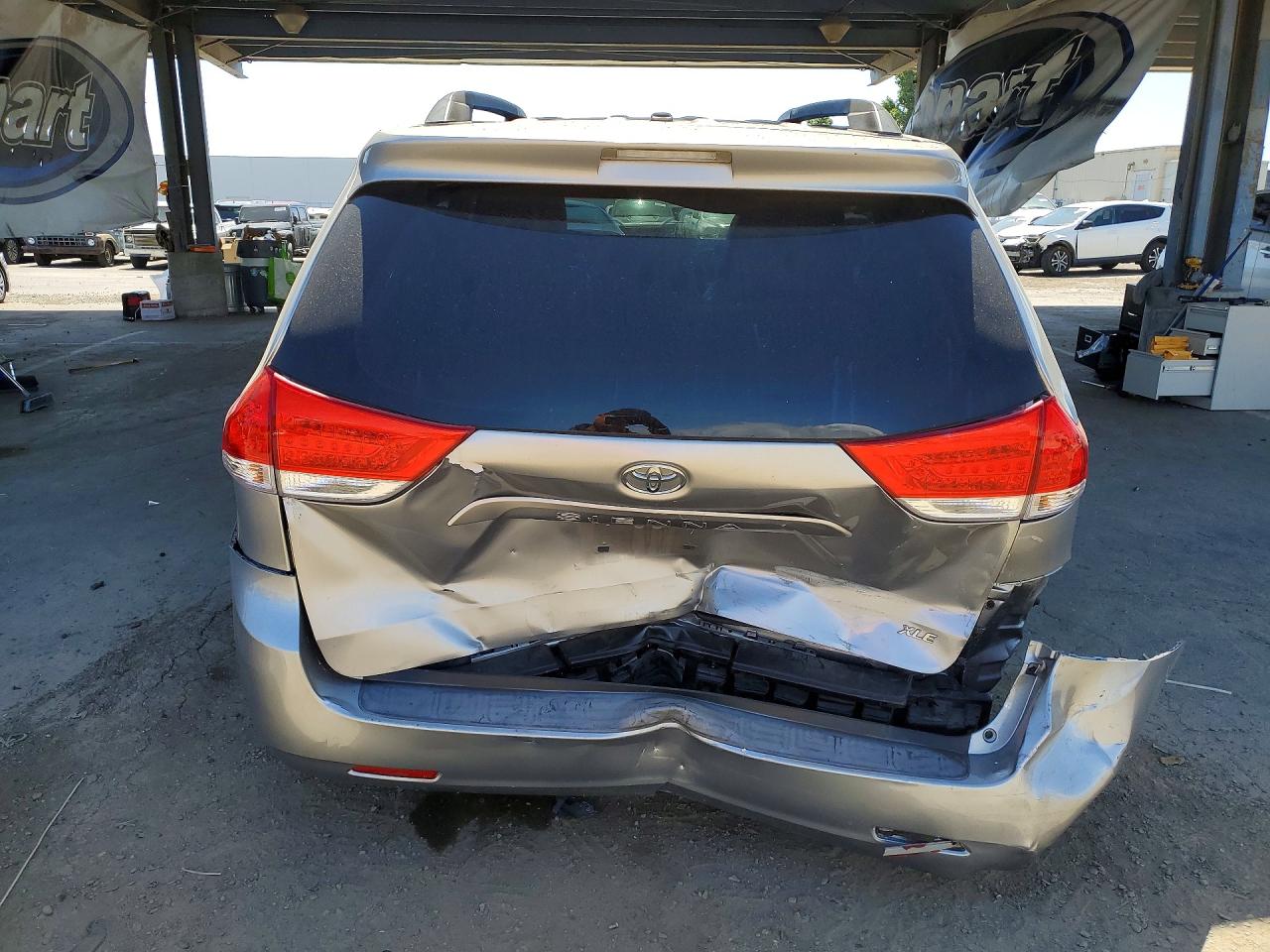 2011 Toyota Sienna Xle 8-passenger Silver vin: 5TDYK3DCXBS043506