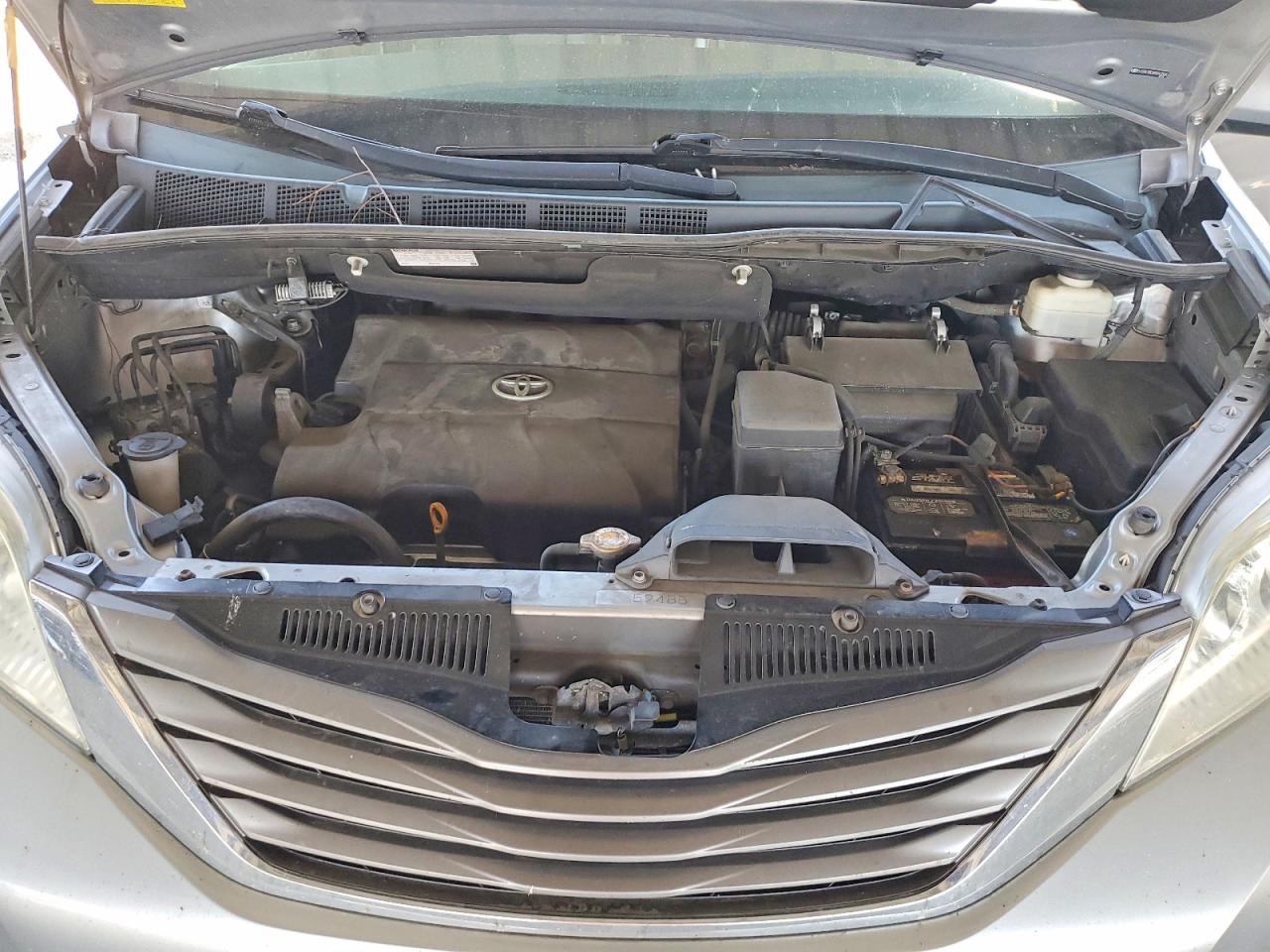 2011 Toyota Sienna Xle 8-passenger Silver vin: 5TDYK3DCXBS043506