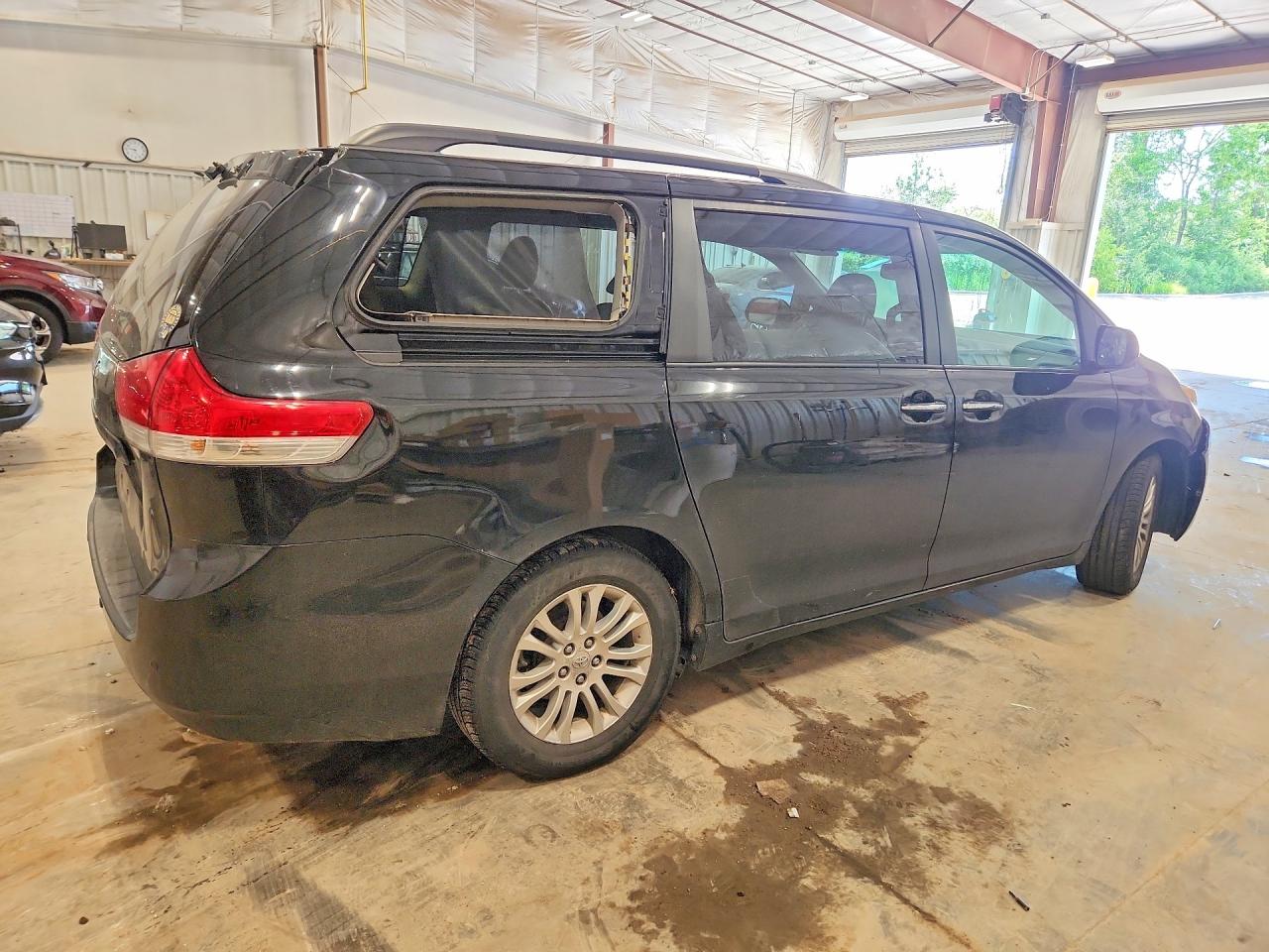 2011 Toyota Sienna Xle 8-passenger Black vin: 5TDYK3DCXBS055820
