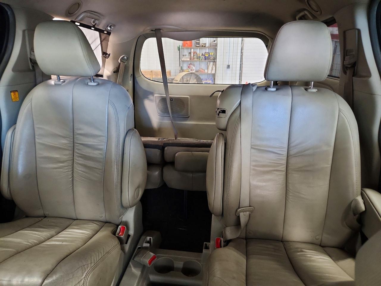 2011 Toyota Sienna Xle 8-passenger Black vin: 5TDYK3DCXBS055820