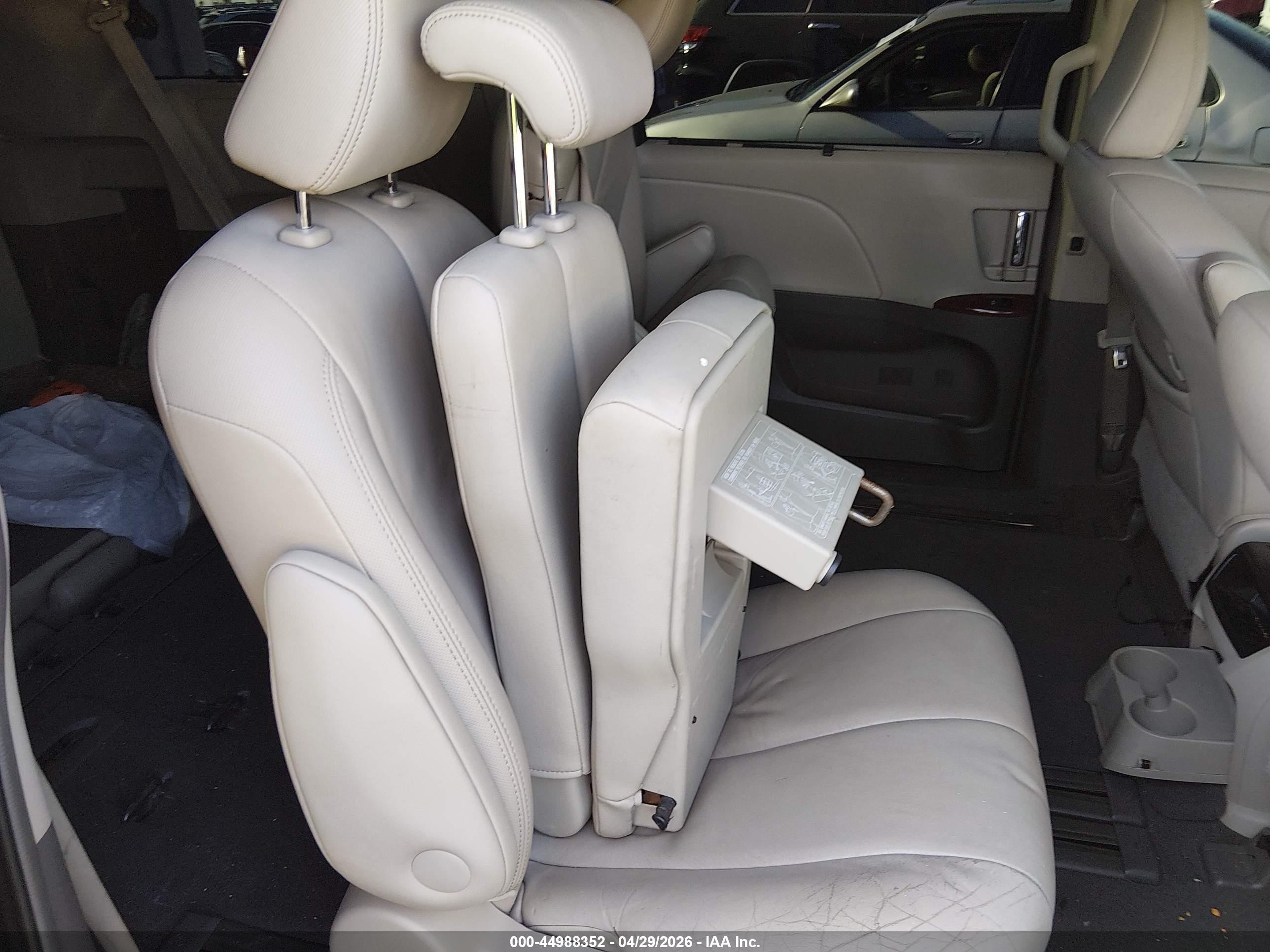 2011 Toyota Sienna Xle V6 Gray vin: 5TDYK3DCXBS062198