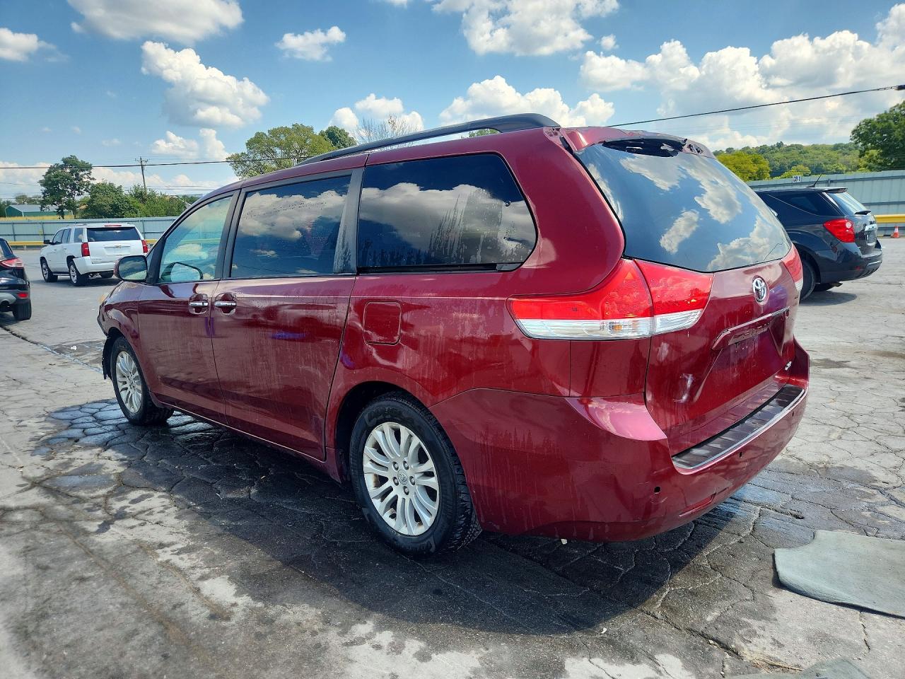 2011 Toyota Sienna Xle 8-passenger Maroon vin: 5TDYK3DCXBS083844