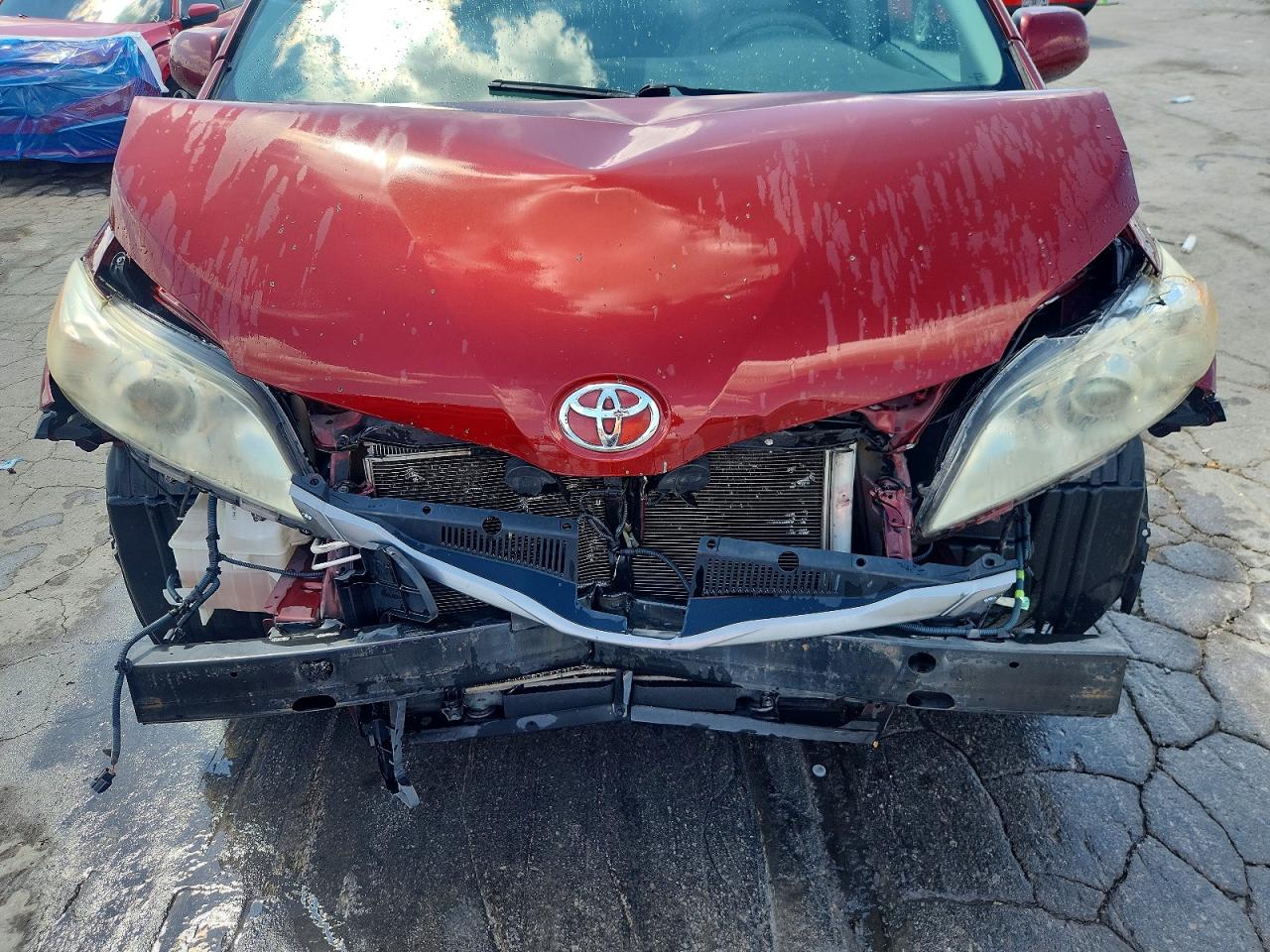 2011 Toyota Sienna Xle 8-passenger Maroon vin: 5TDYK3DCXBS083844