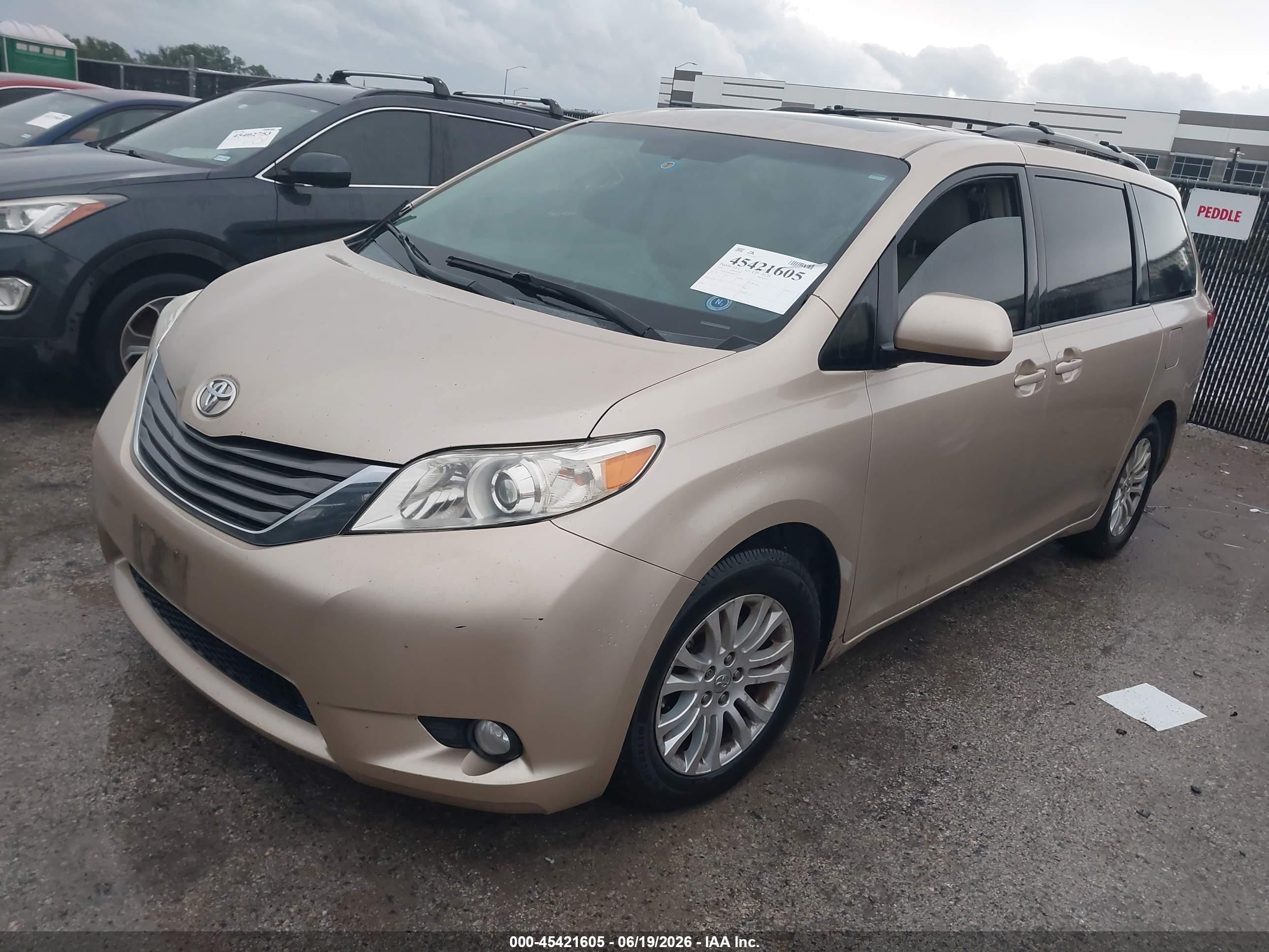 2011 Toyota Sienna Xle V6 Бежевый vin: 5TDYK3DCXBS102313