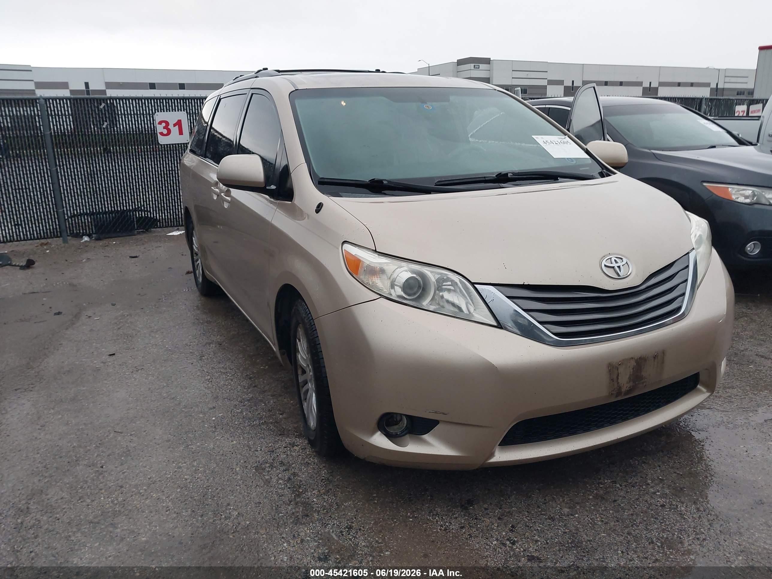 2011 Toyota Sienna Xle V6 Бежевый vin: 5TDYK3DCXBS102313
