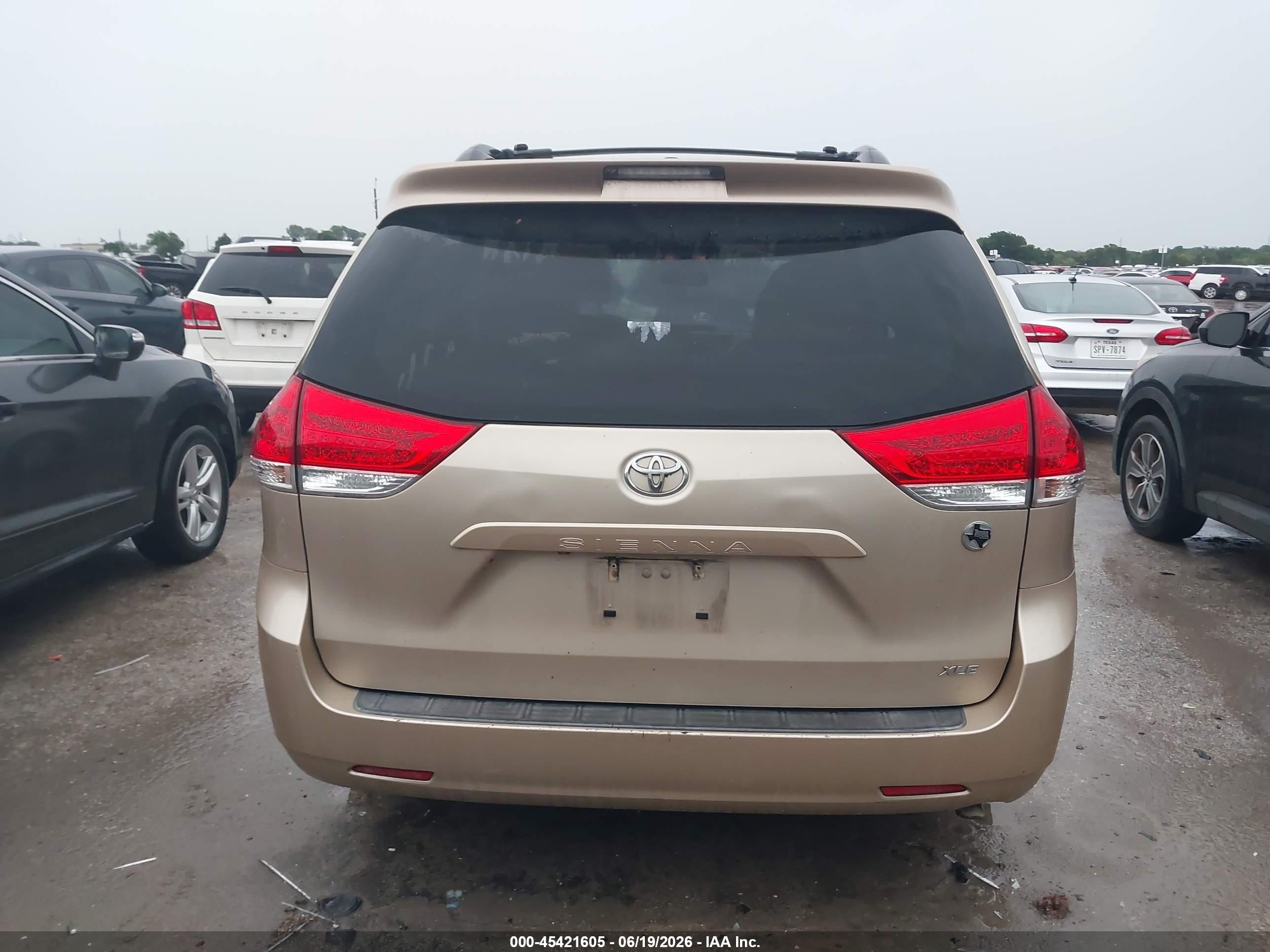 2011 Toyota Sienna Xle V6 Бежевый vin: 5TDYK3DCXBS102313