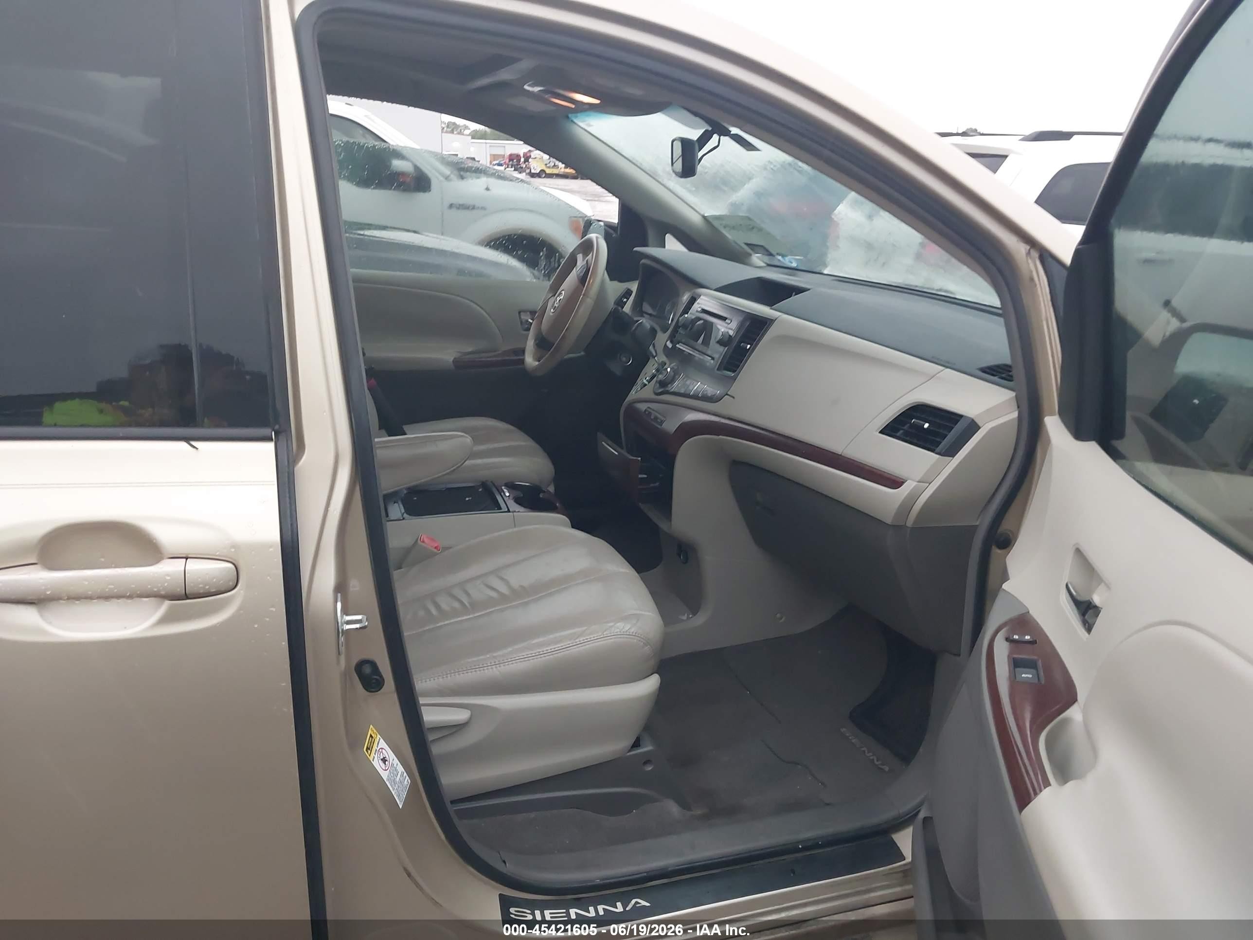2011 Toyota Sienna Xle V6 Бежевый vin: 5TDYK3DCXBS102313