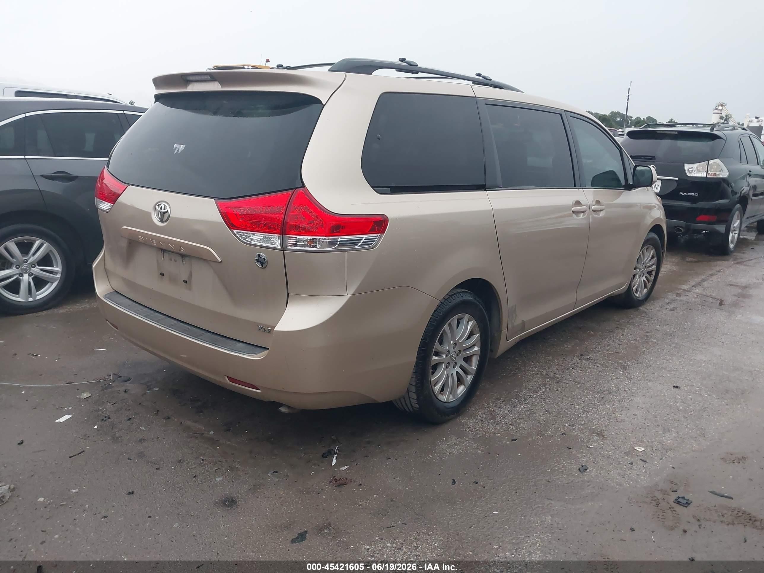 2011 Toyota Sienna Xle V6 Бежевый vin: 5TDYK3DCXBS102313