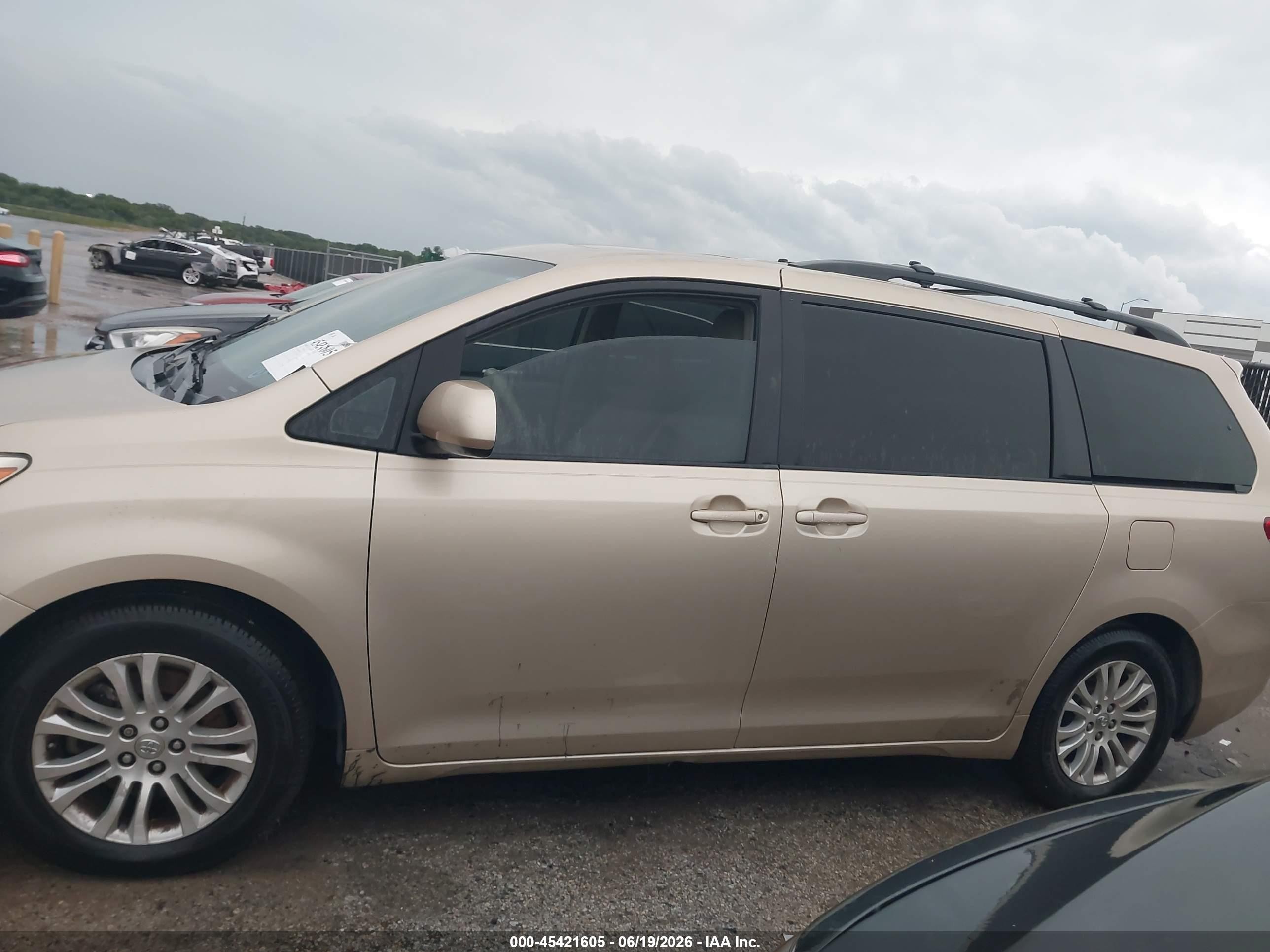 2011 Toyota Sienna Xle V6 Бежевый vin: 5TDYK3DCXBS102313