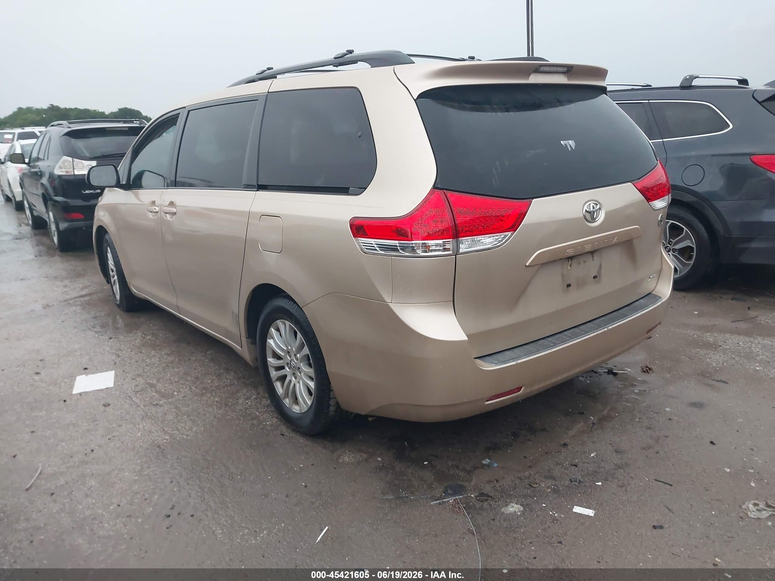 2011 Toyota Sienna Xle V6 Бежевый vin: 5TDYK3DCXBS102313