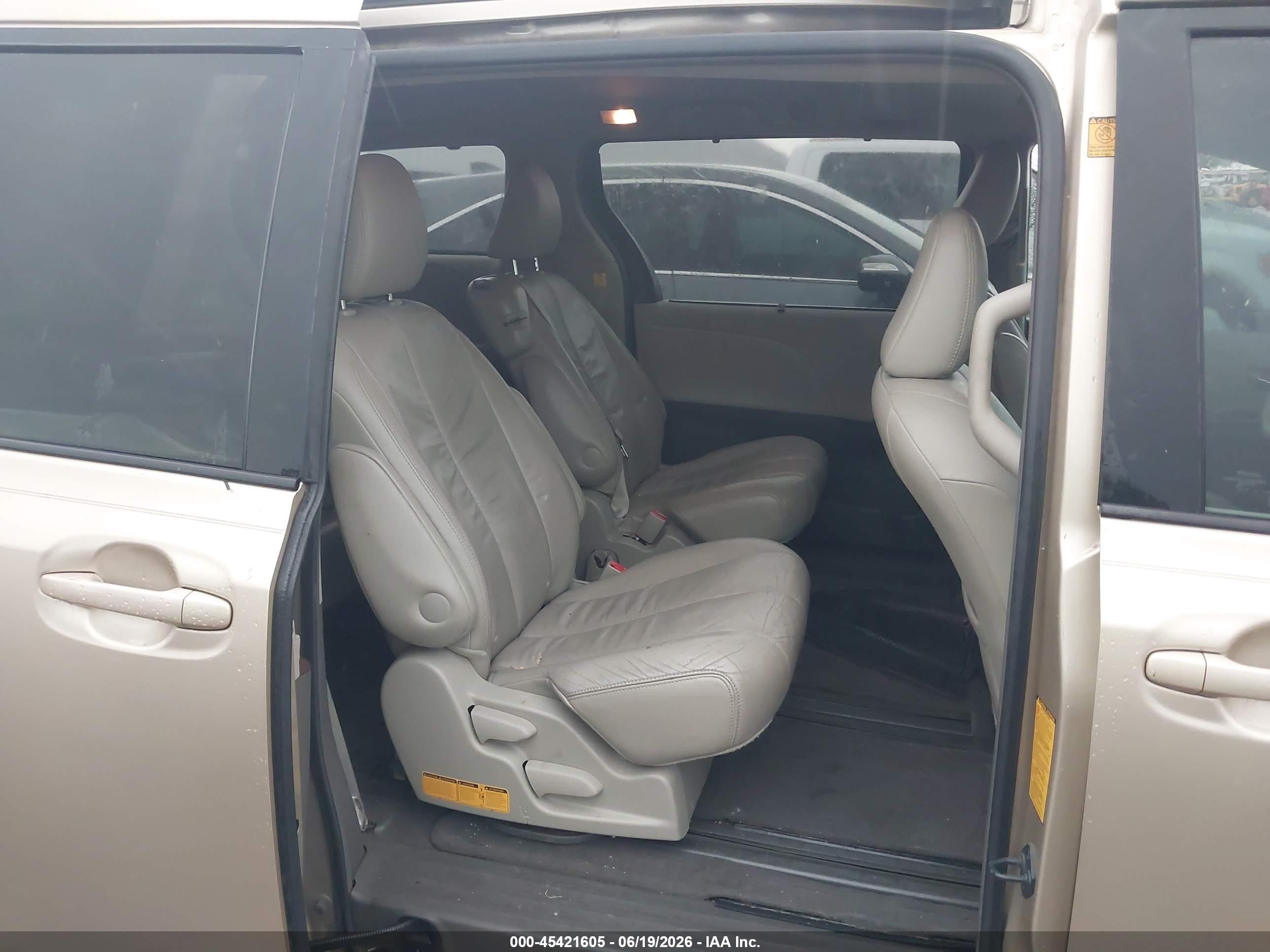 2011 Toyota Sienna Xle V6 Бежевый vin: 5TDYK3DCXBS102313