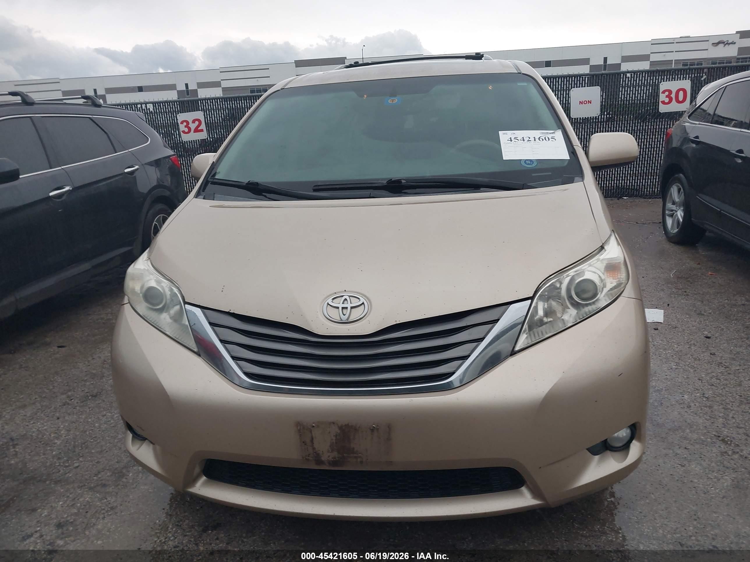 2011 Toyota Sienna Xle V6 Бежевый vin: 5TDYK3DCXBS102313