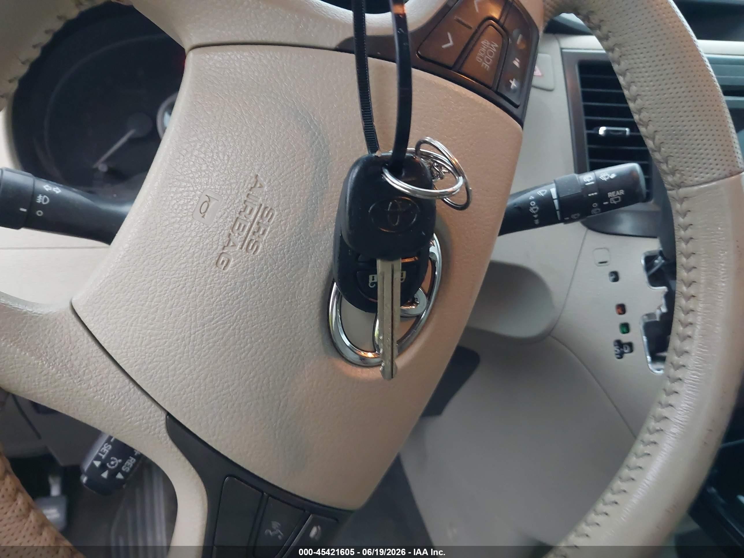 2011 Toyota Sienna Xle V6 Бежевый vin: 5TDYK3DCXBS102313