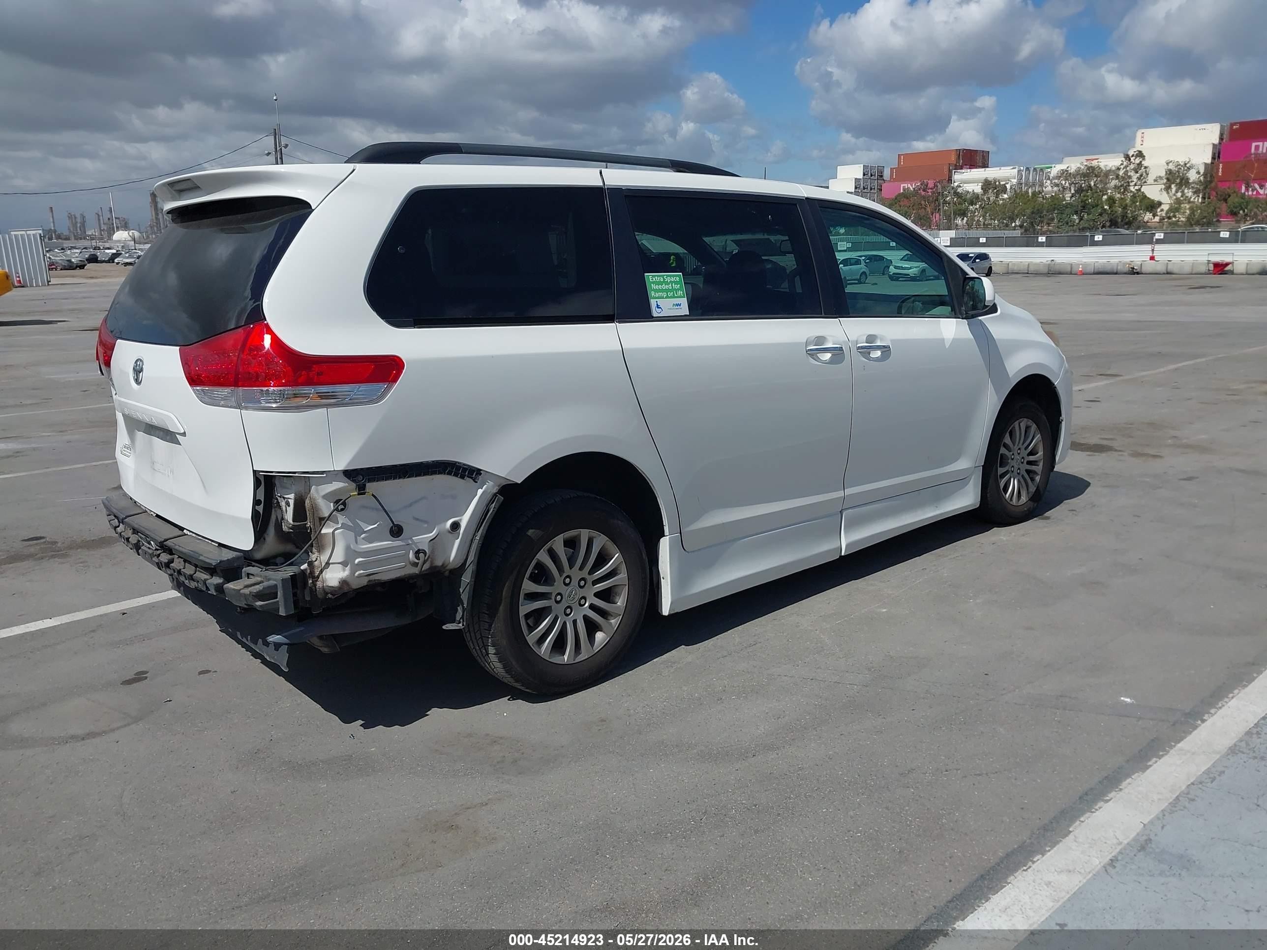 2011 Toyota Sienna   White vin: 5TDYK3DCXBS114168