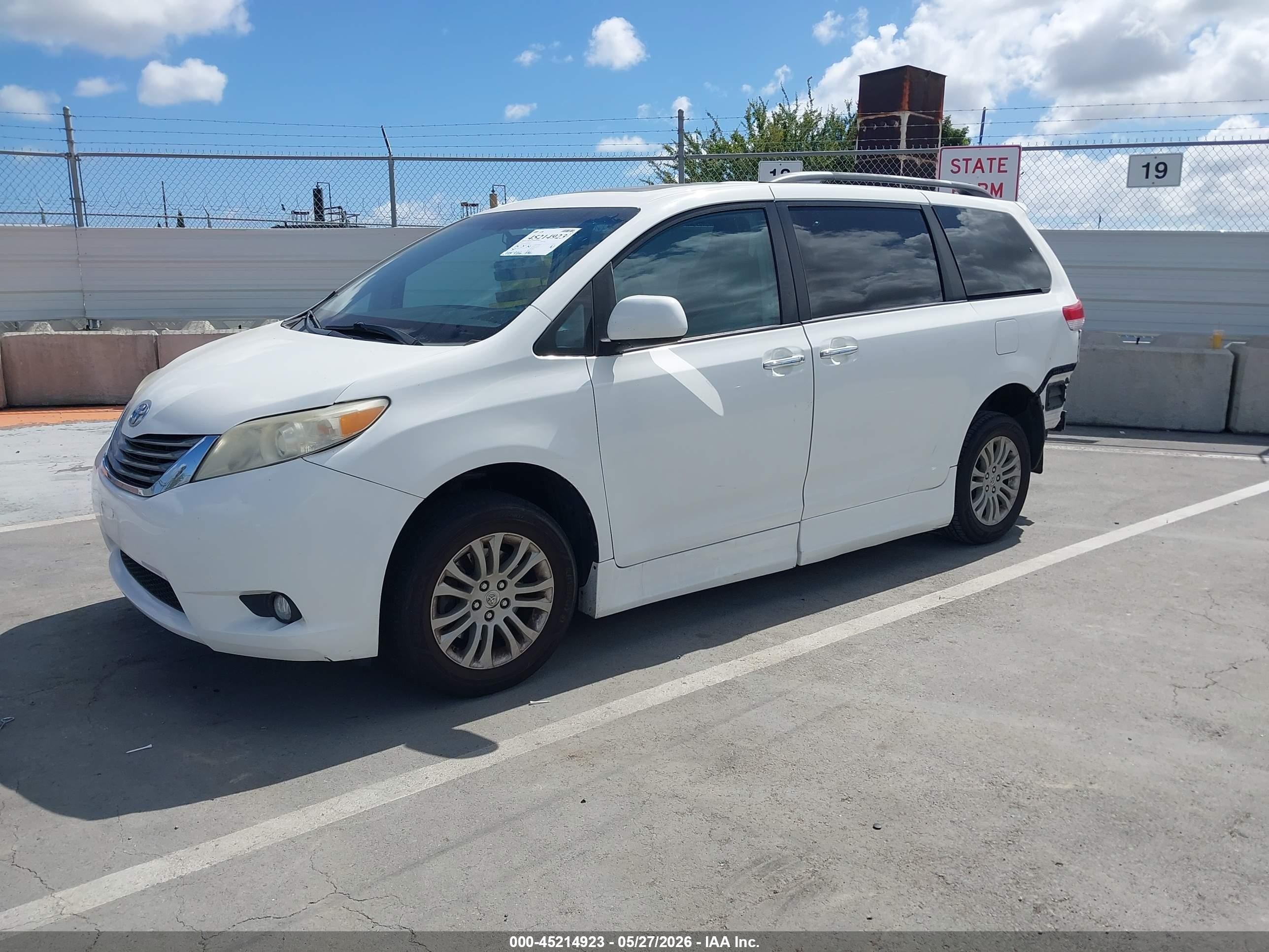 2011 Toyota Sienna   White vin: 5TDYK3DCXBS114168