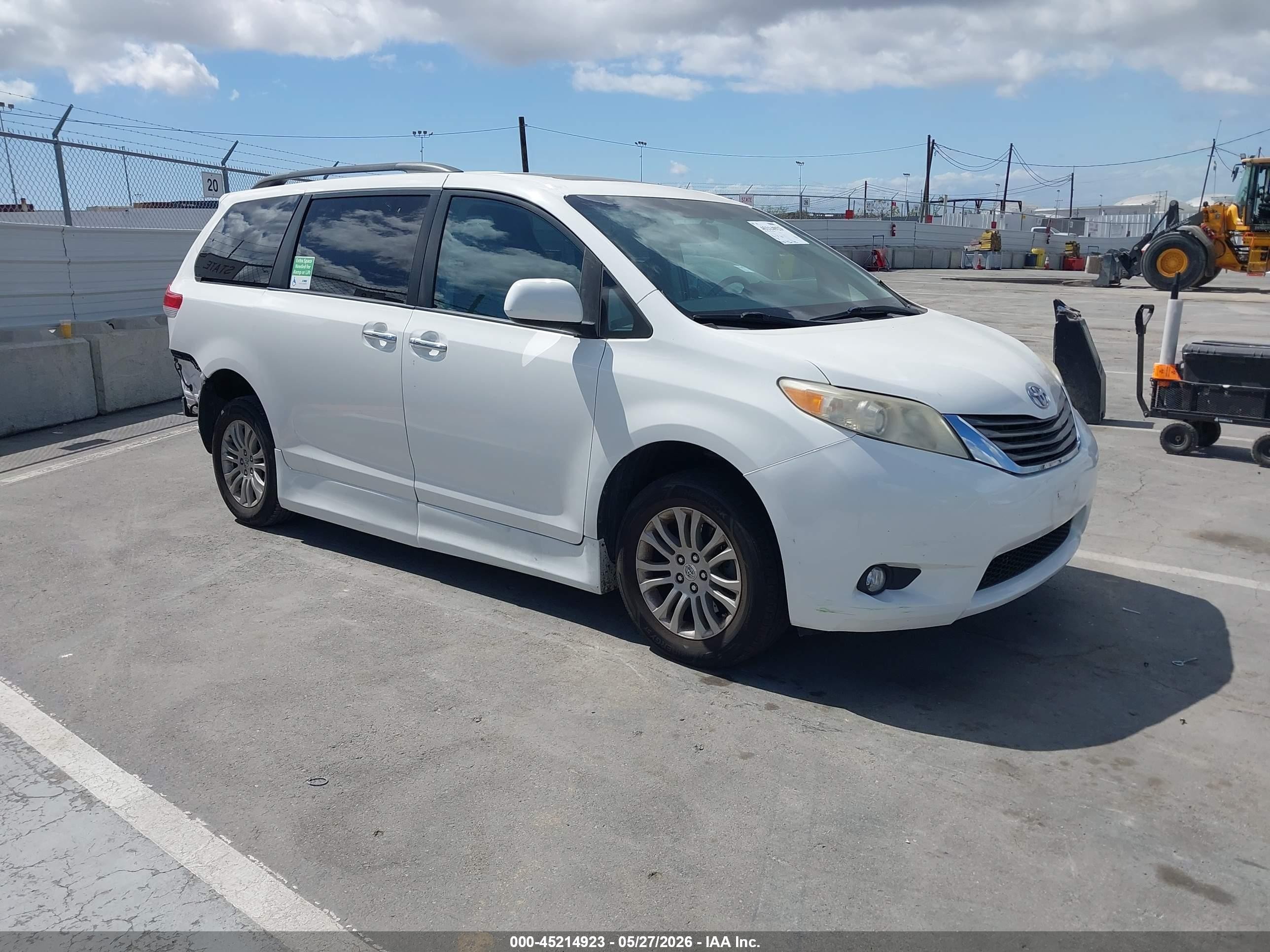 2011 Toyota Sienna   White vin: 5TDYK3DCXBS114168