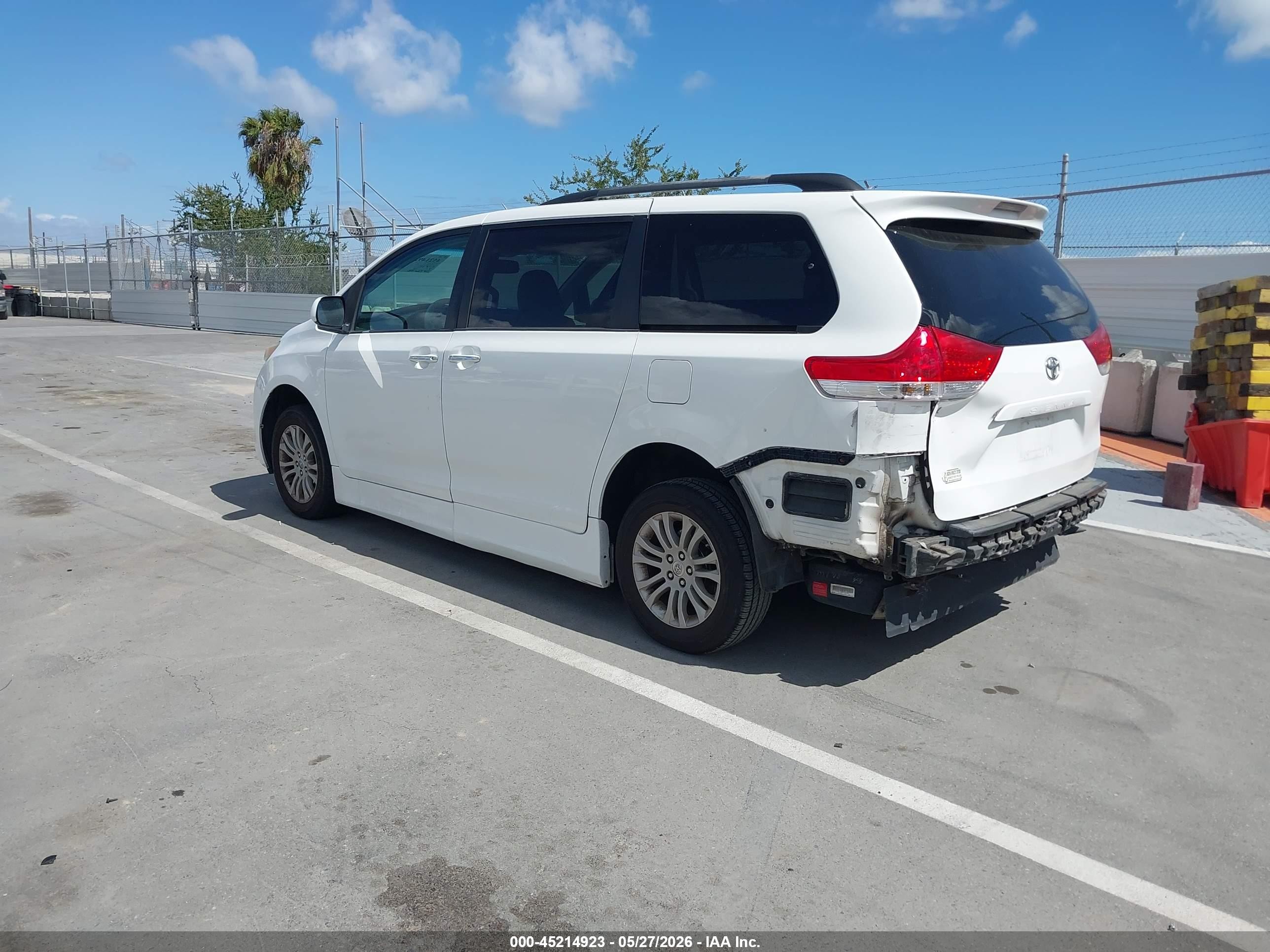 2011 Toyota Sienna   White vin: 5TDYK3DCXBS114168