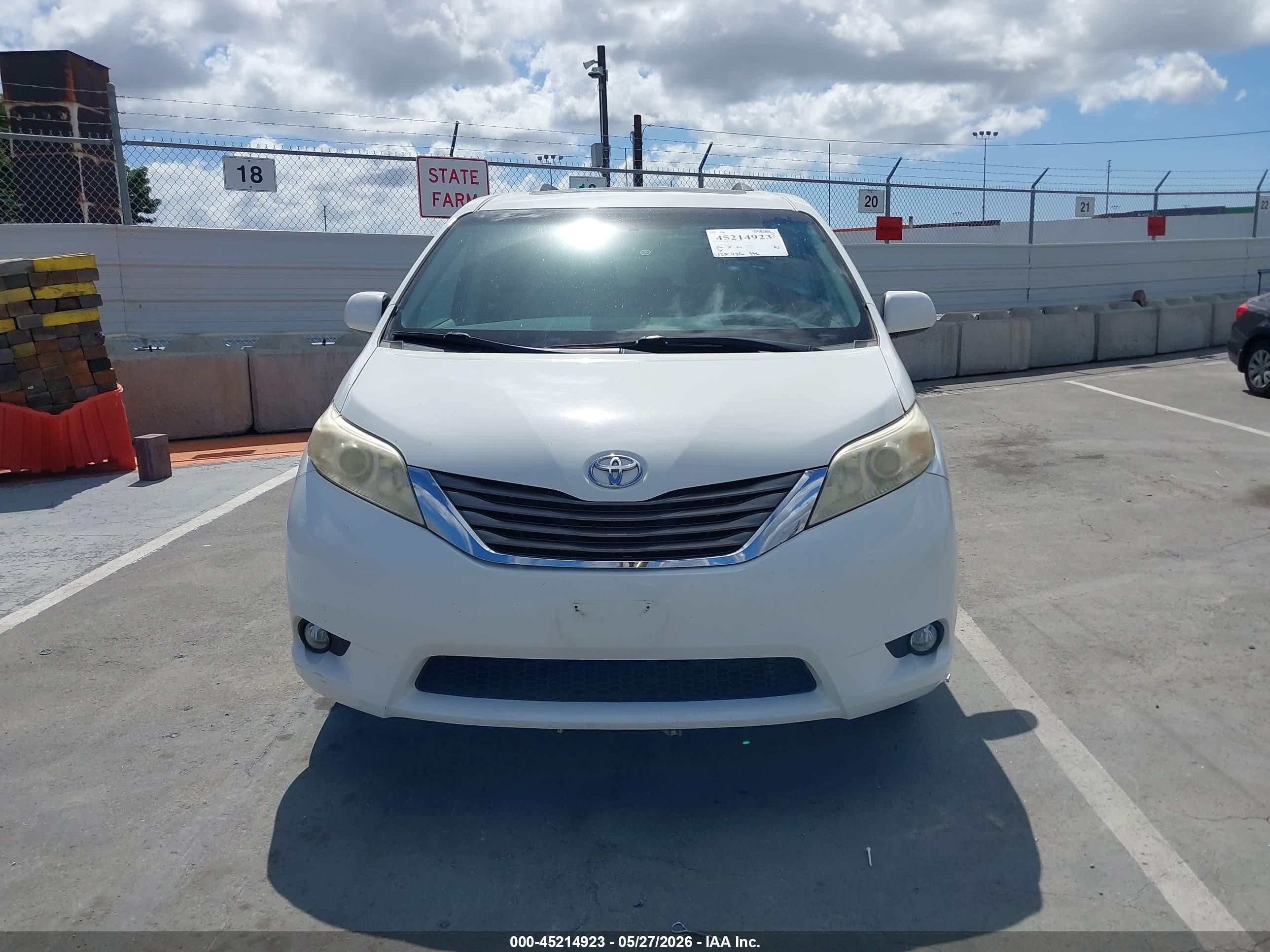 2011 Toyota Sienna   White vin: 5TDYK3DCXBS114168