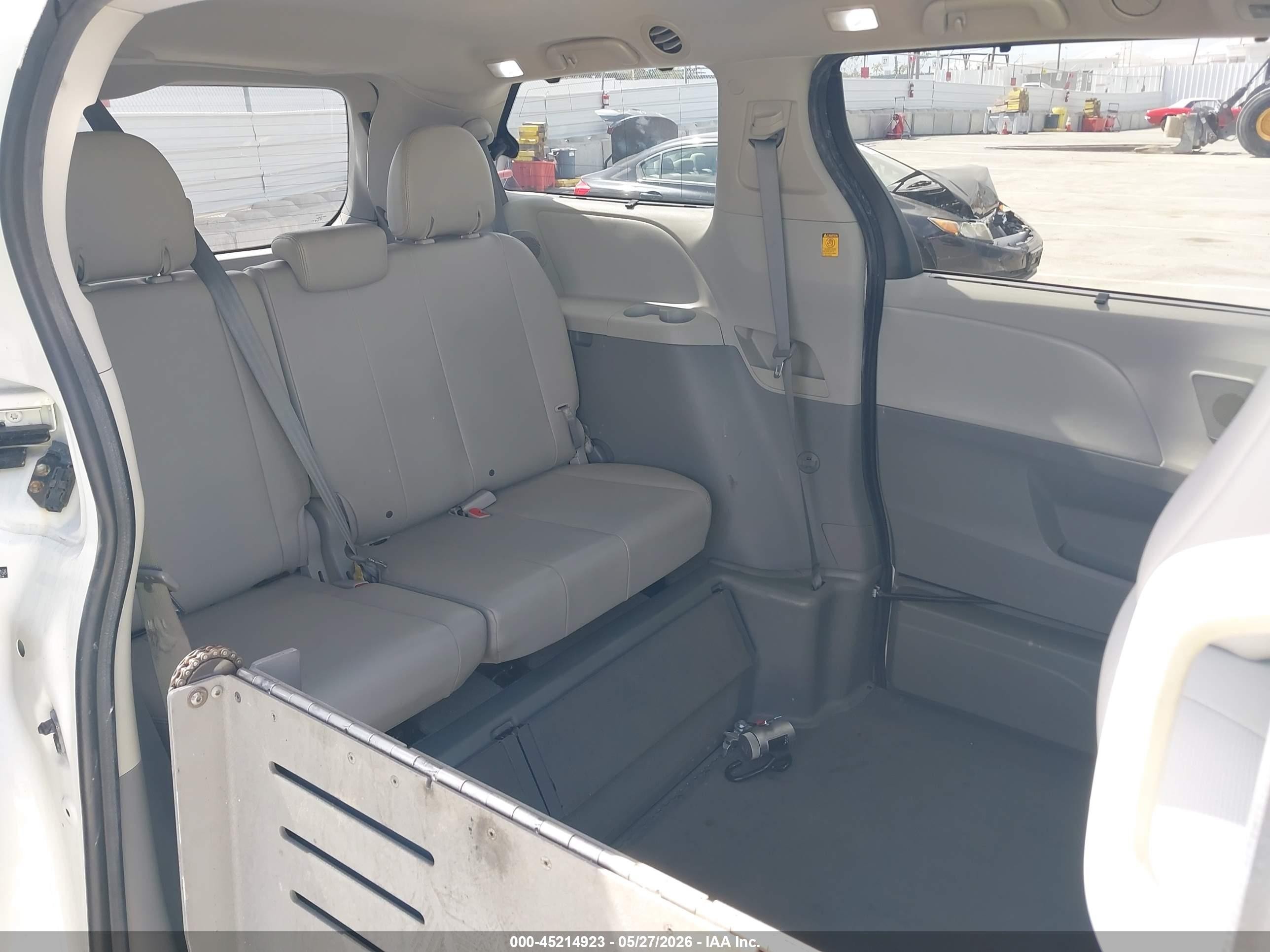 2011 Toyota Sienna   White vin: 5TDYK3DCXBS114168