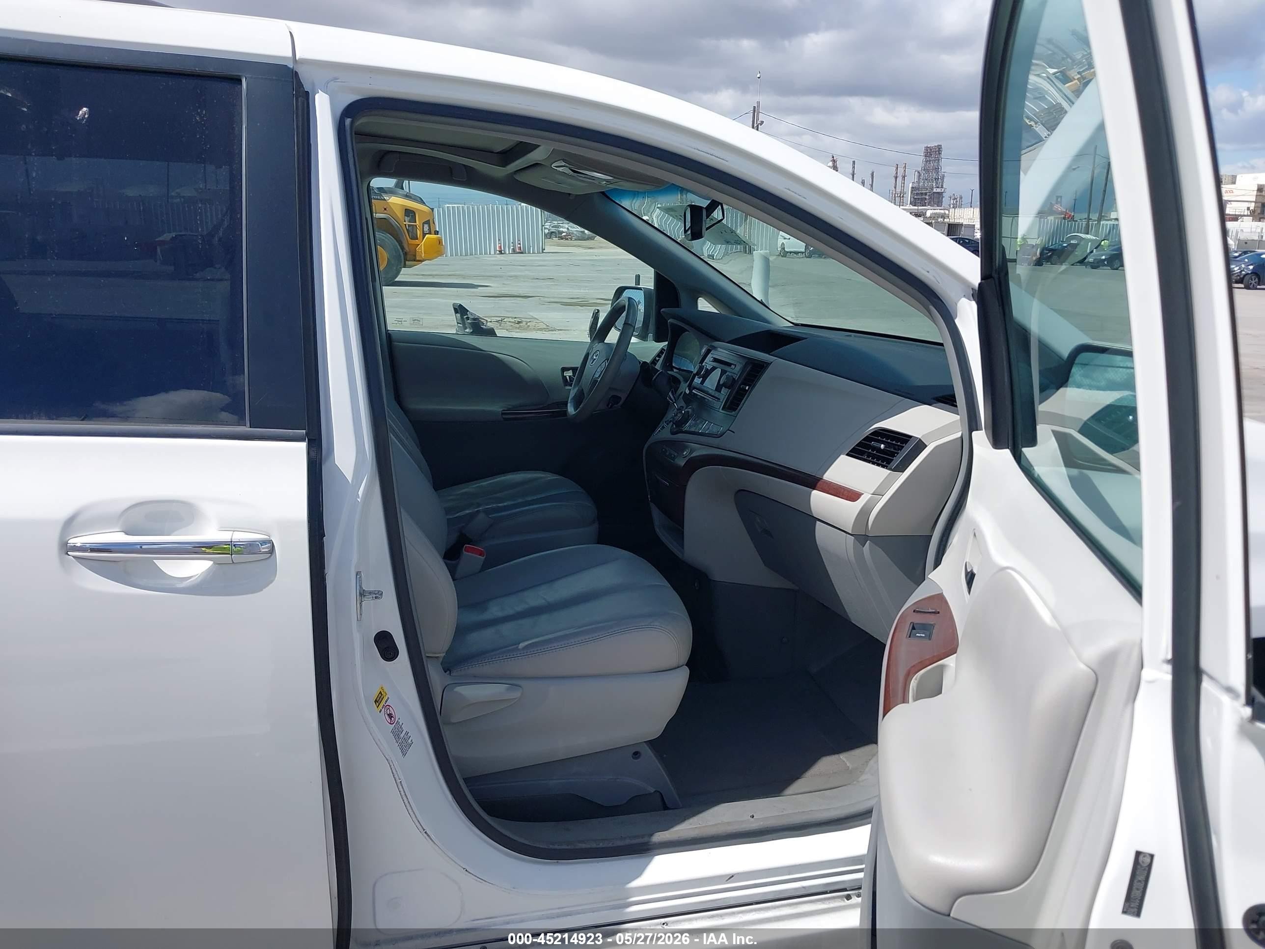 2011 Toyota Sienna   White vin: 5TDYK3DCXBS114168