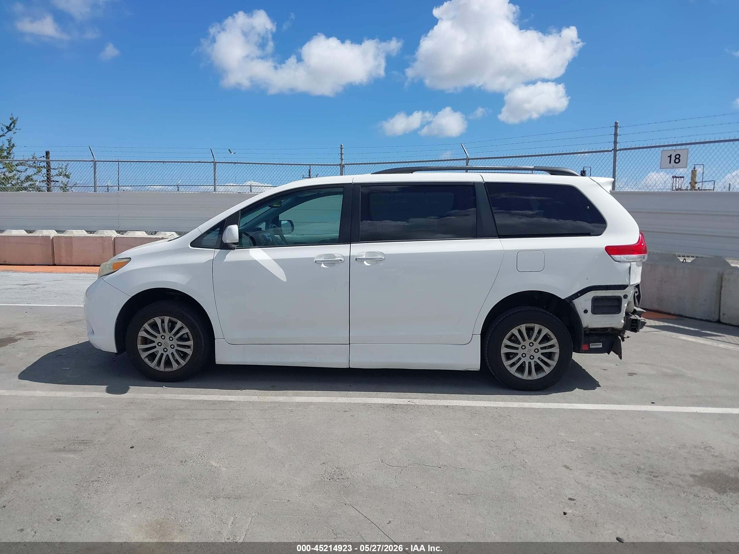 2011 Toyota Sienna   White vin: 5TDYK3DCXBS114168