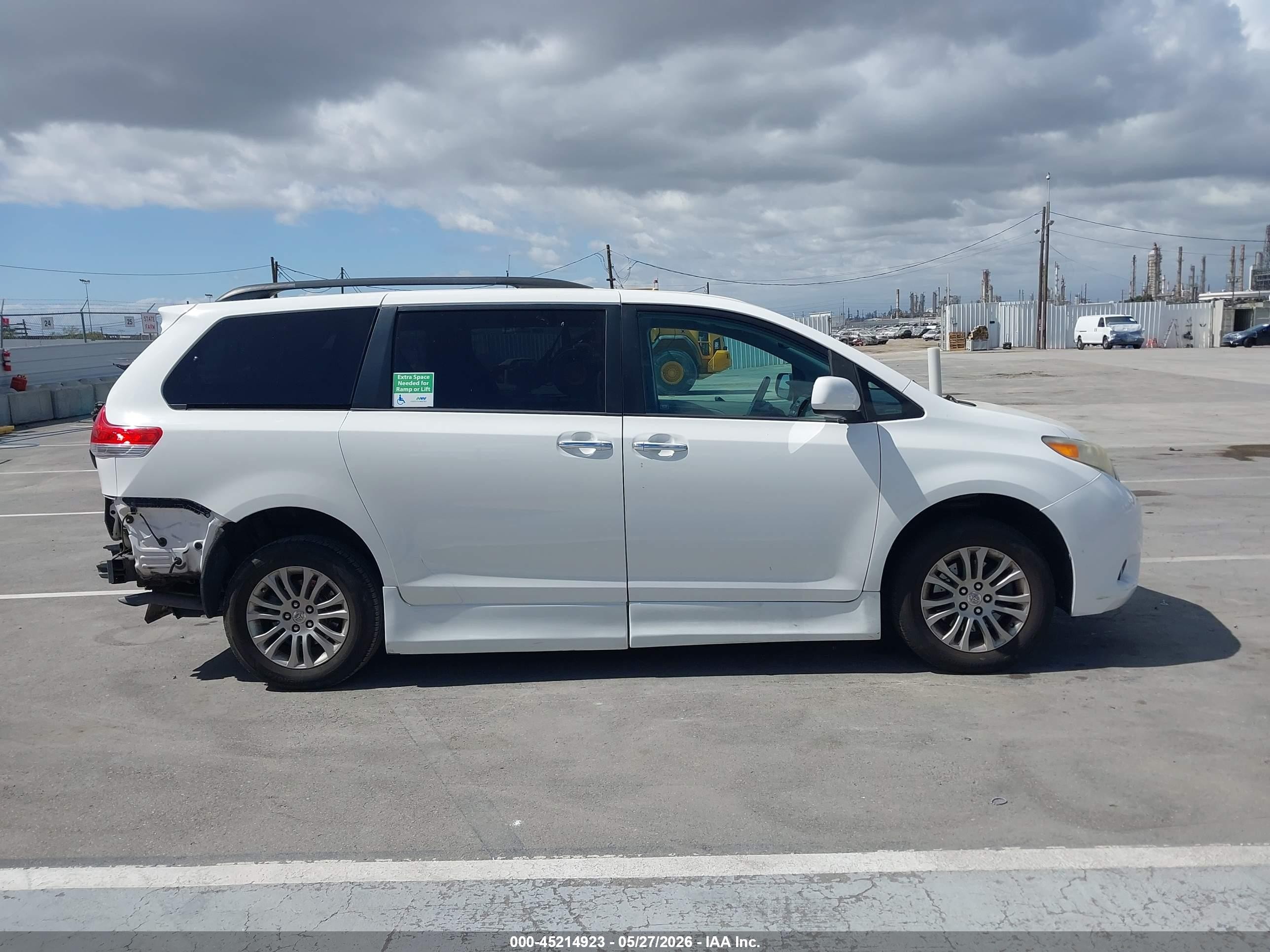 2011 Toyota Sienna   White vin: 5TDYK3DCXBS114168