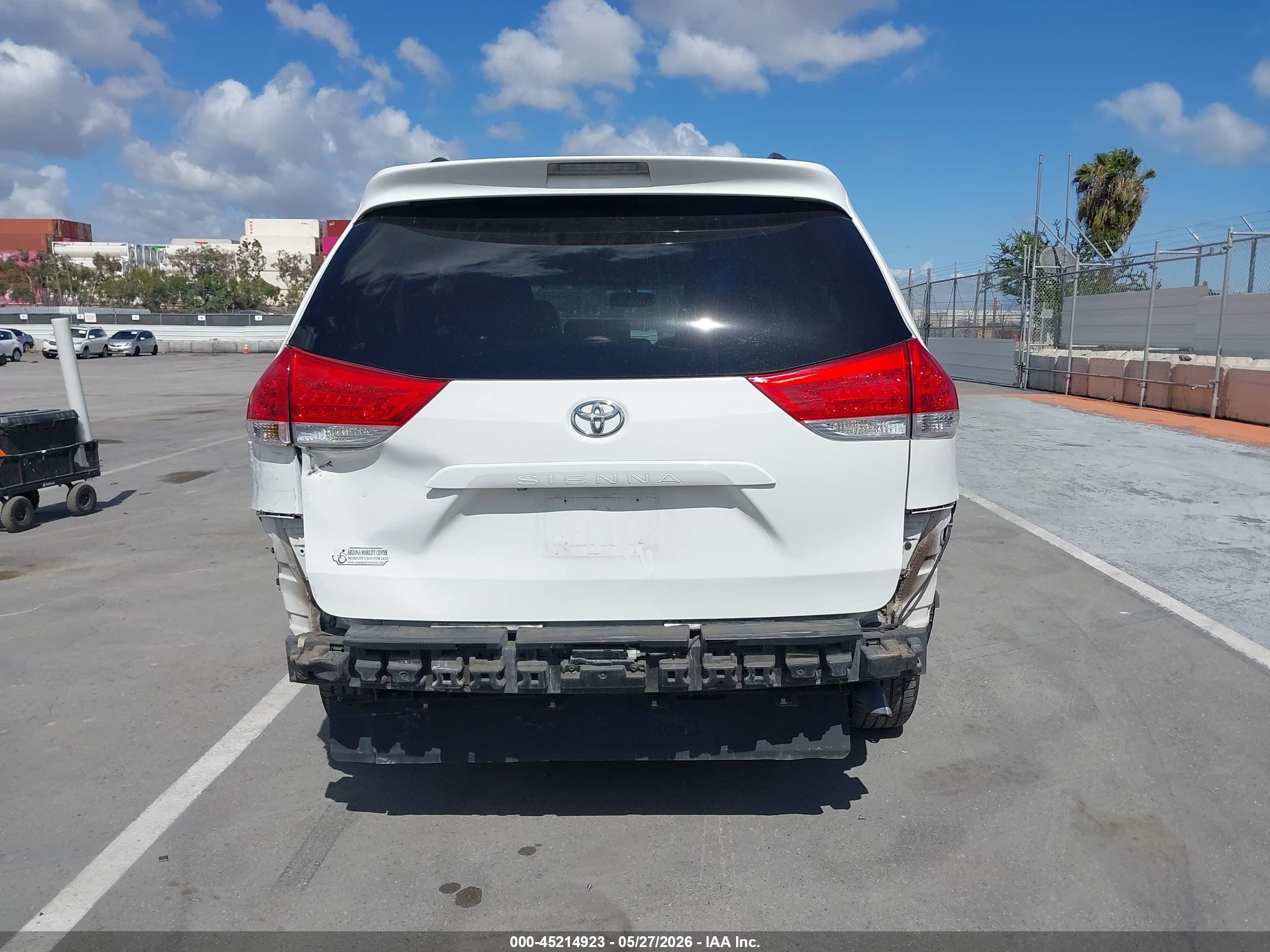 2011 Toyota Sienna   White vin: 5TDYK3DCXBS114168
