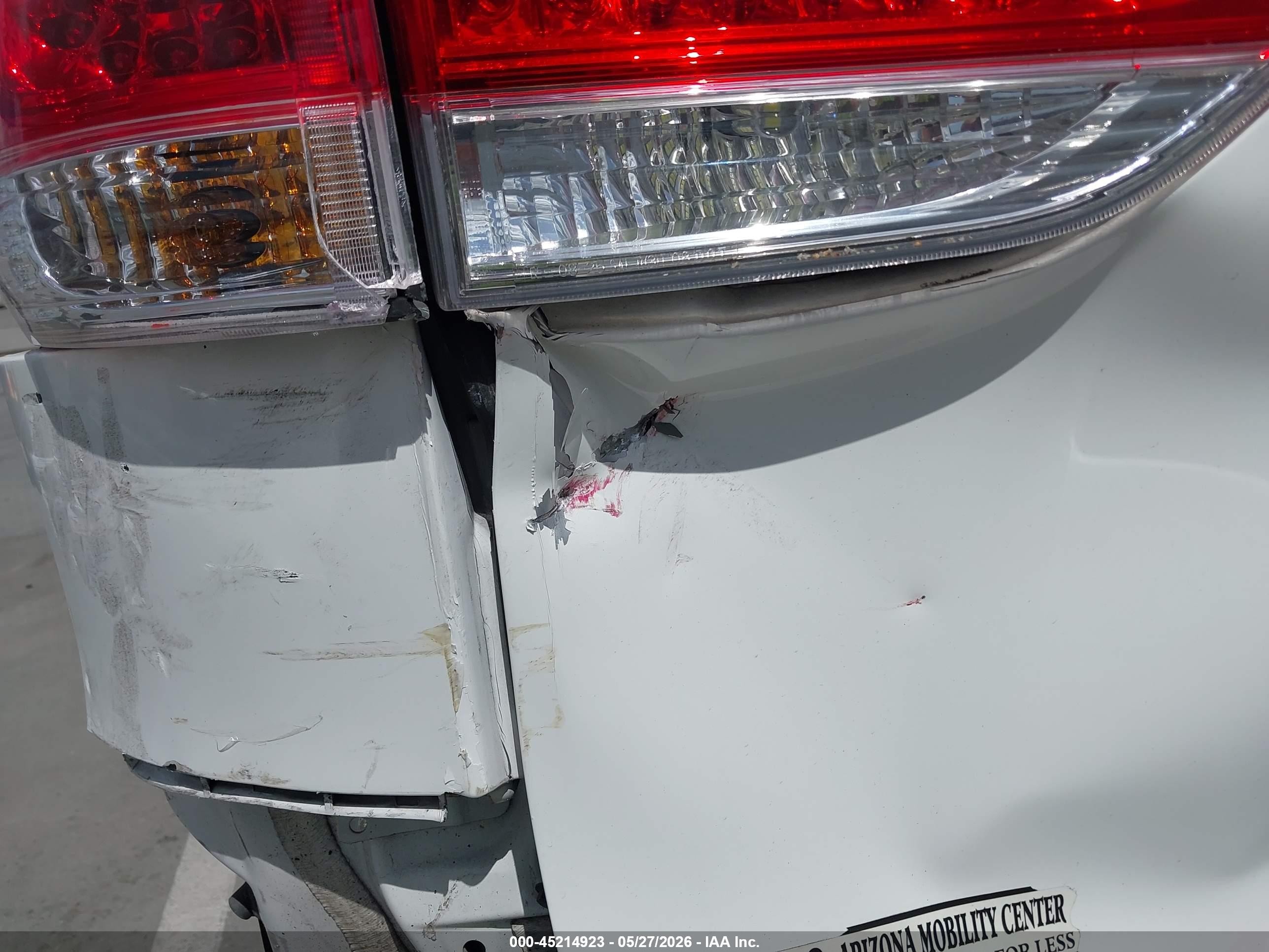 2011 Toyota Sienna   White vin: 5TDYK3DCXBS114168