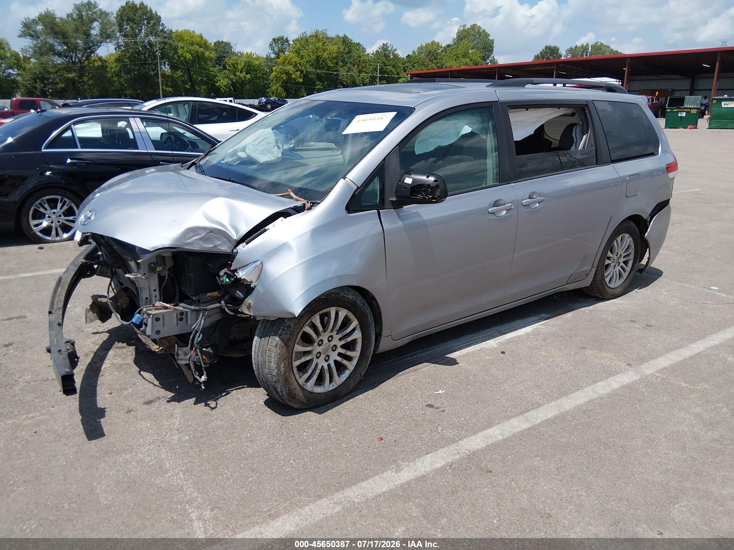 2011 Toyota Sienna Xle V6 Silver vin: 5TDYK3DCXBS115496