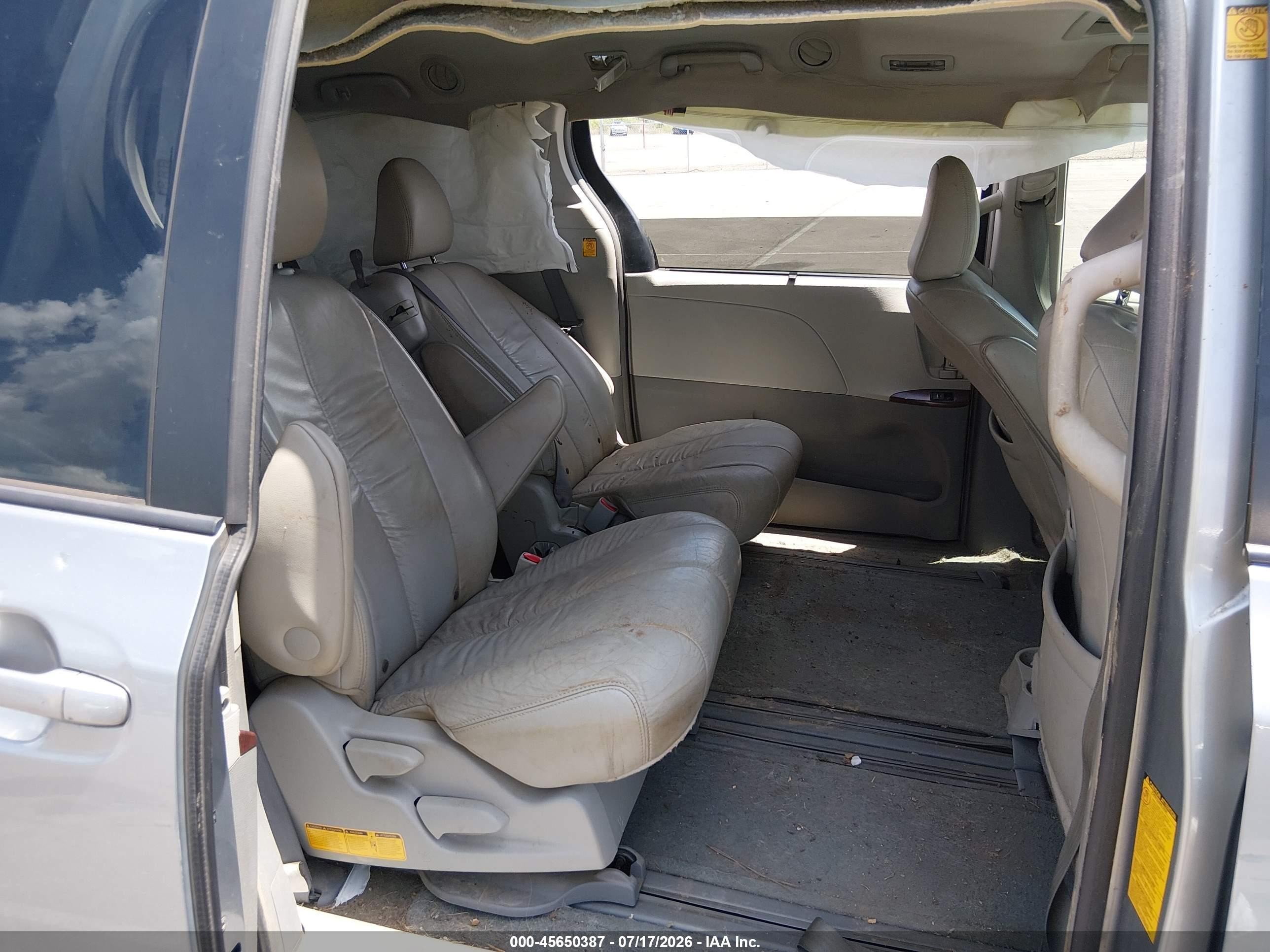 2011 Toyota Sienna Xle V6 Silver vin: 5TDYK3DCXBS115496
