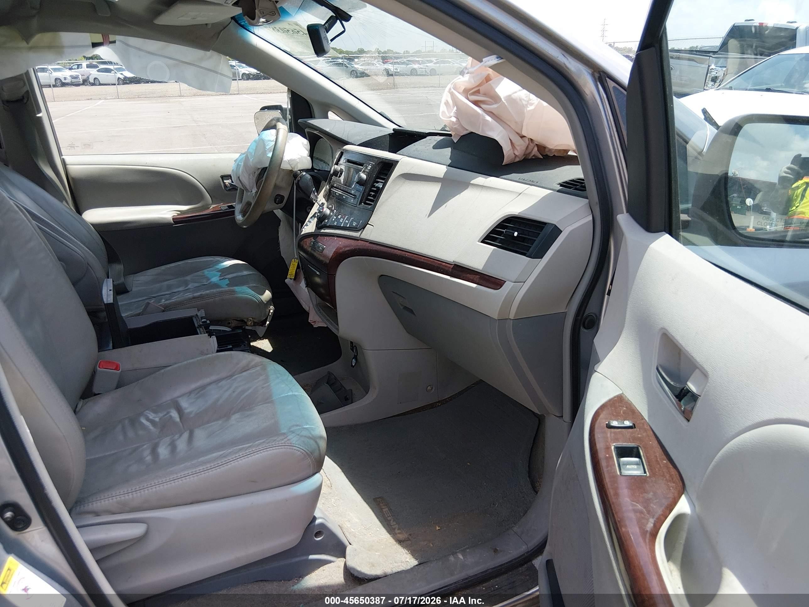 2011 Toyota Sienna Xle V6 Silver vin: 5TDYK3DCXBS115496