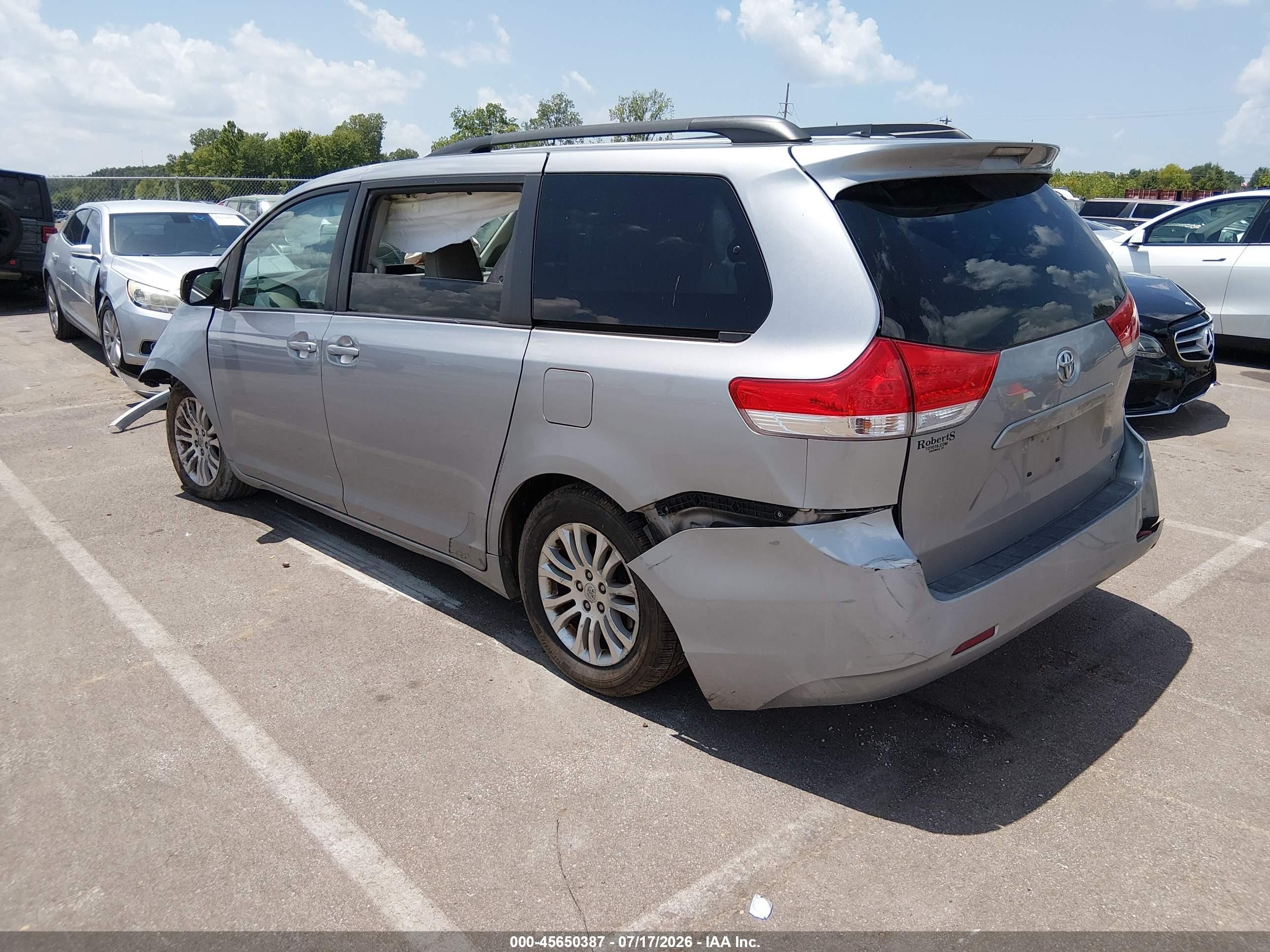 2011 Toyota Sienna Xle V6 Silver vin: 5TDYK3DCXBS115496